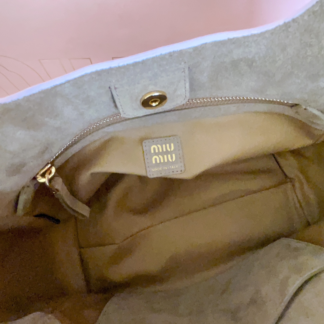 P850 5BA304:Miu家日本快闪新品托特包，顶级进口牛皮，皮面质感高级，优雅复古，包身软而不塌，搭配金属锁头挂件，气质随性慵懒，甜酷风格拉满，手工缝制皮面Logo标志，细节都很在线，通勤，逛街背都很适配，实用性MAX，
尺寸：25.5 X20 X13 cm
