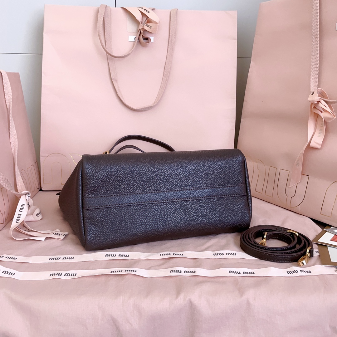 P850 5BA304:Miu家日本快闪新品托特包，顶级进口牛皮，皮面质感高级，优雅复古，包身软而不塌，搭配金属锁头挂件，气质随性慵懒，甜酷风格拉满，手工缝制皮面Logo标志，细节都很在线，通勤，逛街背都很适配，实用性MAX，
尺寸：25.5 X20 X13 cm