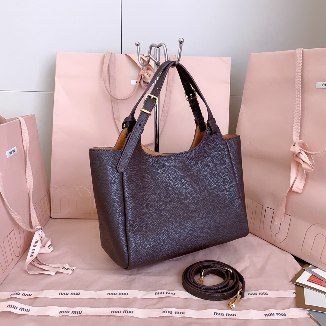 P850 5BA304:Miu家日本快闪新品托特包，顶级进口牛皮，皮面质感高级，优雅复古，包身软而不塌，搭配金属锁头挂件，气质随性慵懒，甜酷风格拉满，手工缝制皮面Logo标志，细节都很在线，通勤，逛街背都很适配，实用性MAX，
尺寸：25.5 X20 X13 cm