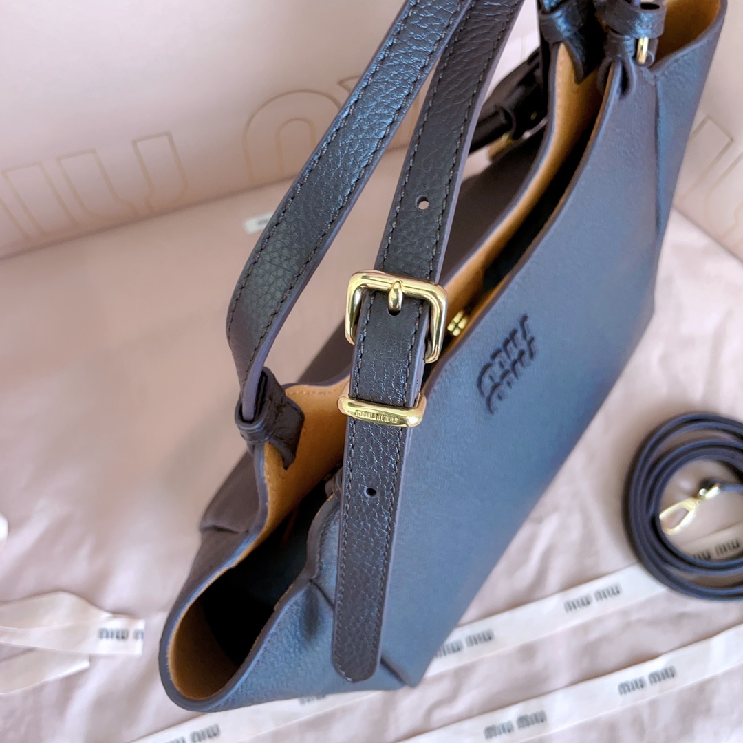 P850 5BA304:Miu家日本快闪新品托特包，顶级进口牛皮，皮面质感高级，优雅复古，包身软而不塌，搭配金属锁头挂件，气质随性慵懒，甜酷风格拉满，手工缝制皮面Logo标志，细节都很在线，通勤，逛街背都很适配，实用性MAX，
尺寸：25.5 X20 X13 cm