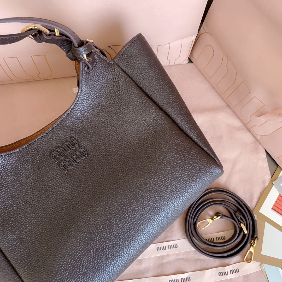 P850 5BA304:Miu家日本快闪新品托特包，顶级进口牛皮，皮面质感高级，优雅复古，包身软而不塌，搭配金属锁头挂件，气质随性慵懒，甜酷风格拉满，手工缝制皮面Logo标志，细节都很在线，通勤，逛街背都很适配，实用性MAX，
尺寸：25.5 X20 X13 cm