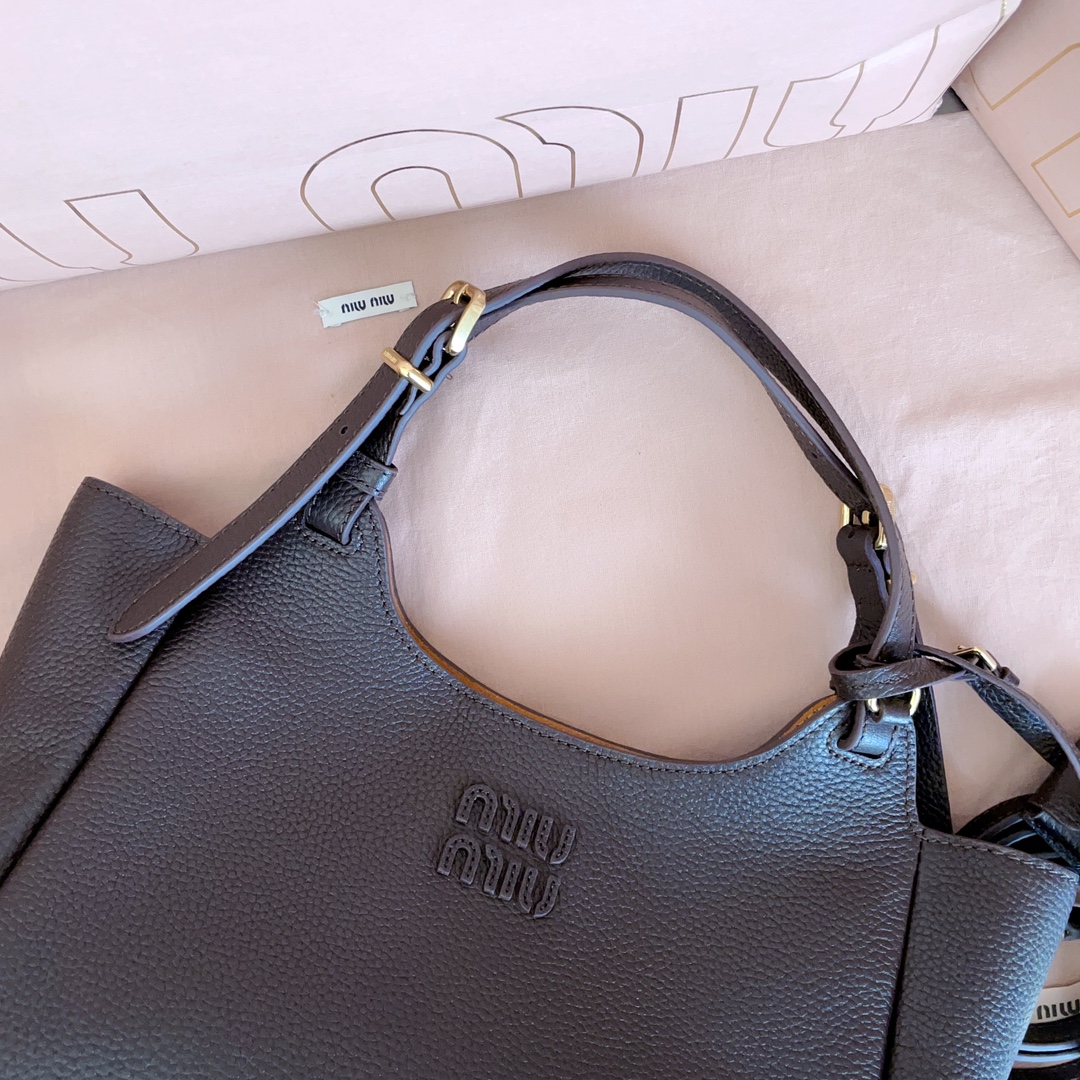 P850 5BA304:Miu家日本快闪新品托特包，顶级进口牛皮，皮面质感高级，优雅复古，包身软而不塌，搭配金属锁头挂件，气质随性慵懒，甜酷风格拉满，手工缝制皮面Logo标志，细节都很在线，通勤，逛街背都很适配，实用性MAX，
尺寸：25.5 X20 X13 cm