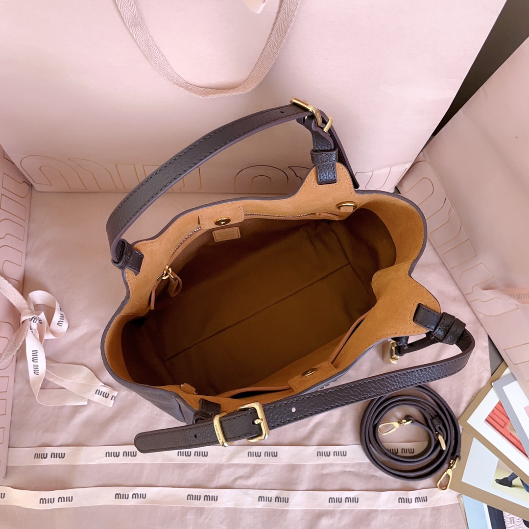 P850 5BA304:Miu家日本快闪新品托特包，顶级进口牛皮，皮面质感高级，优雅复古，包身软而不塌，搭配金属锁头挂件，气质随性慵懒，甜酷风格拉满，手工缝制皮面Logo标志，细节都很在线，通勤，逛街背都很适配，实用性MAX，
尺寸：25.5 X20 X13 cm