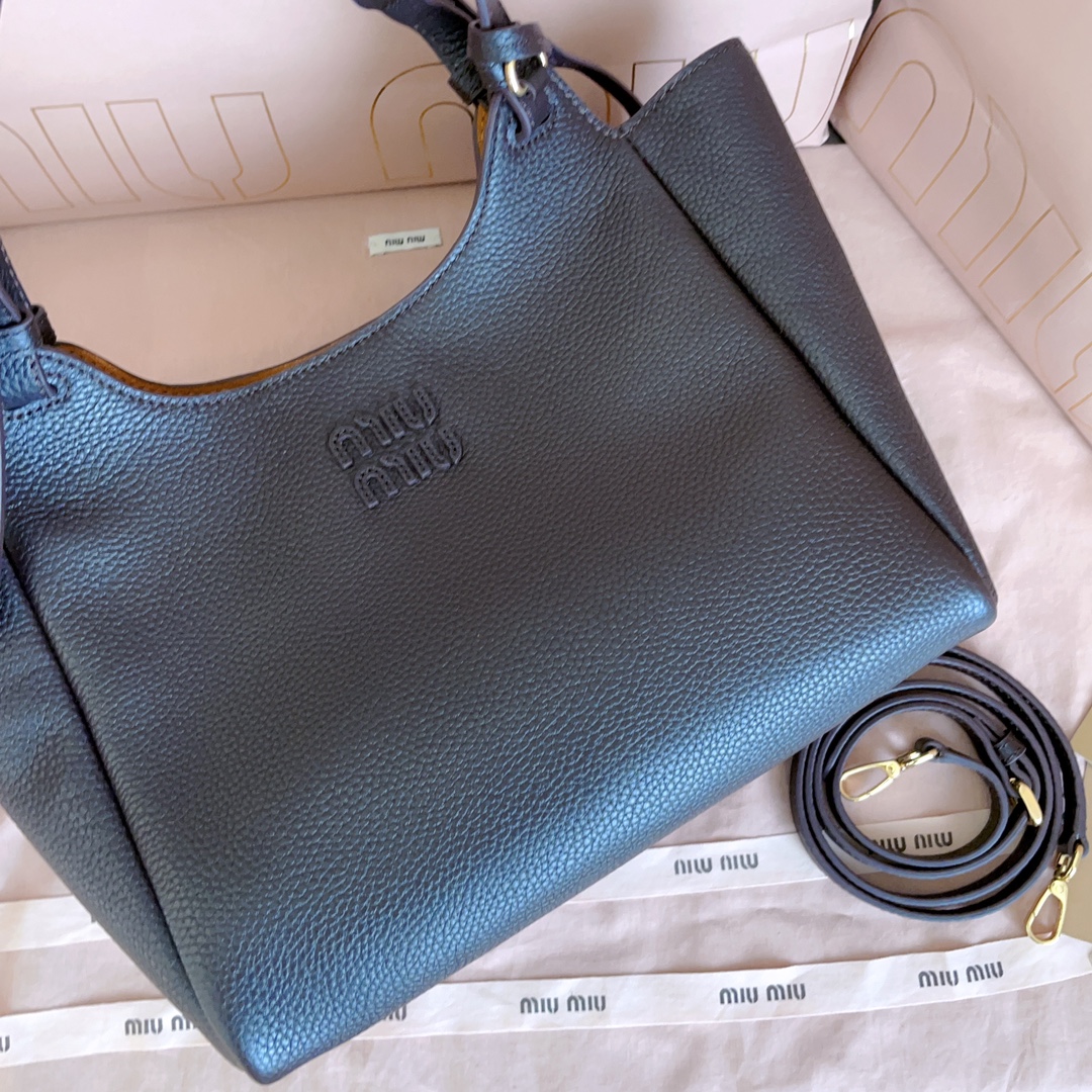 P850 5BA304:Miu家日本快闪新品托特包，顶级进口牛皮，皮面质感高级，优雅复古，包身软而不塌，搭配金属锁头挂件，气质随性慵懒，甜酷风格拉满，手工缝制皮面Logo标志，细节都很在线，通勤，逛街背都很适配，实用性MAX，
尺寸：25.5 X20 X13 cm