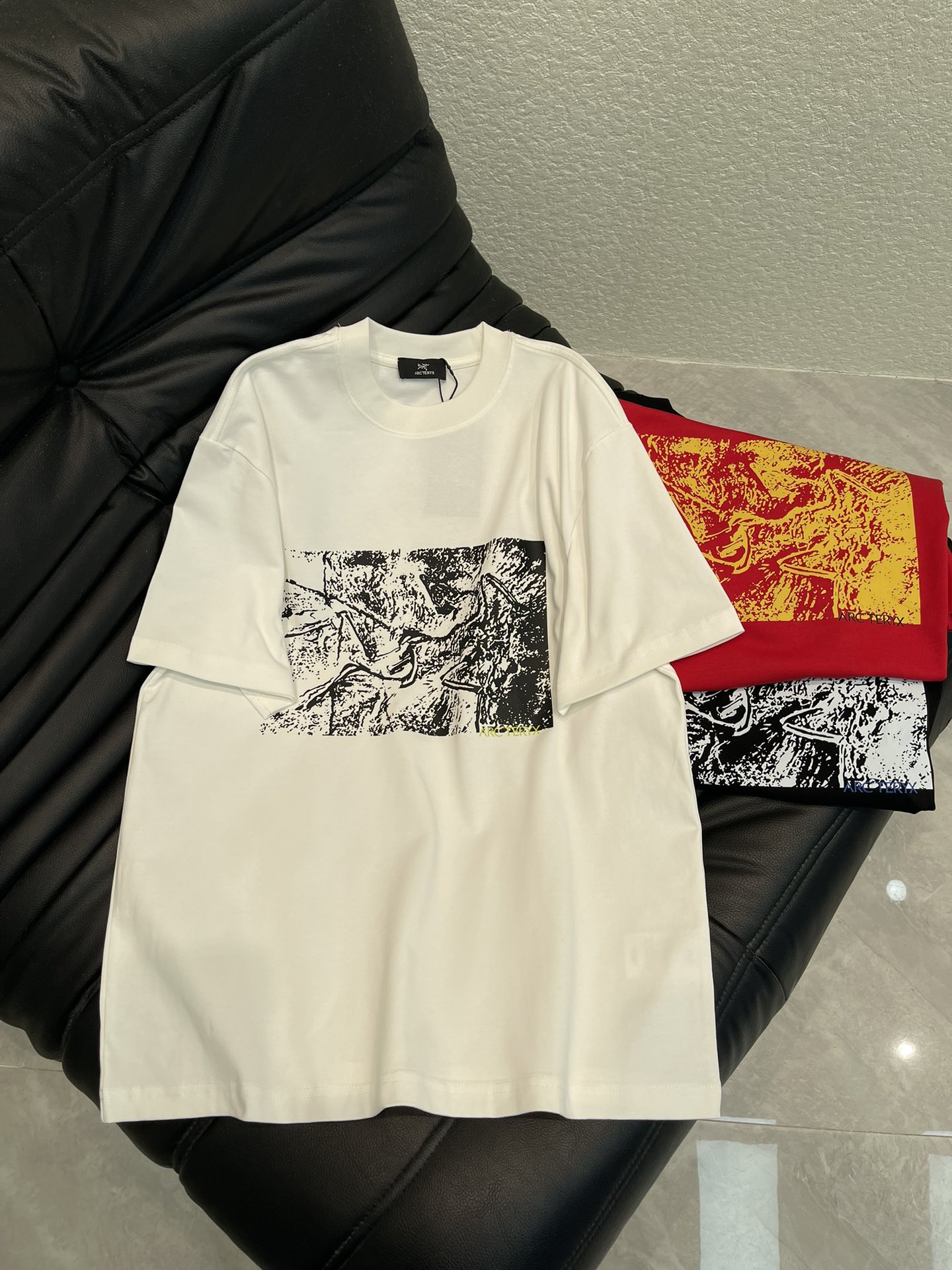 NO:576751,ARCTERY* Arc'teryx 26 new short-sleeved T-shirt in early spring. It is made of high-gram weight washed fabrics, complex craftsmanship, and personalized color matching. The full shape matching and colorful contrasting T-shirt design make them the focus of the street. These T-shirts are not only fashionable. Colorful patterns are fun and attractive, and the upper body is slim and easy to wear. The same color for men and women. Colors: black, white, red  Size S-XL,arc'teryx,T-shirt,tees,t-shirt,alexander wang19860909ARCTERY*始祖鸟26早春新款短袖T恤.采用高克重洗水面料,工艺复杂,添加个性色彩搭配 ,十足的造型搭配和彩色形成鲜明对比效果的T恤设计,让他们成为街头焦点.这些T恤不仅具有时尚感.彩色图案,趣味又吸晴,上身显瘦穿搭,男女同款 颜色黑色、白色、红色 尺码S-XL,arc'teryx,T-shirt,tees，t-shirt,alexander wang,Women's clothing