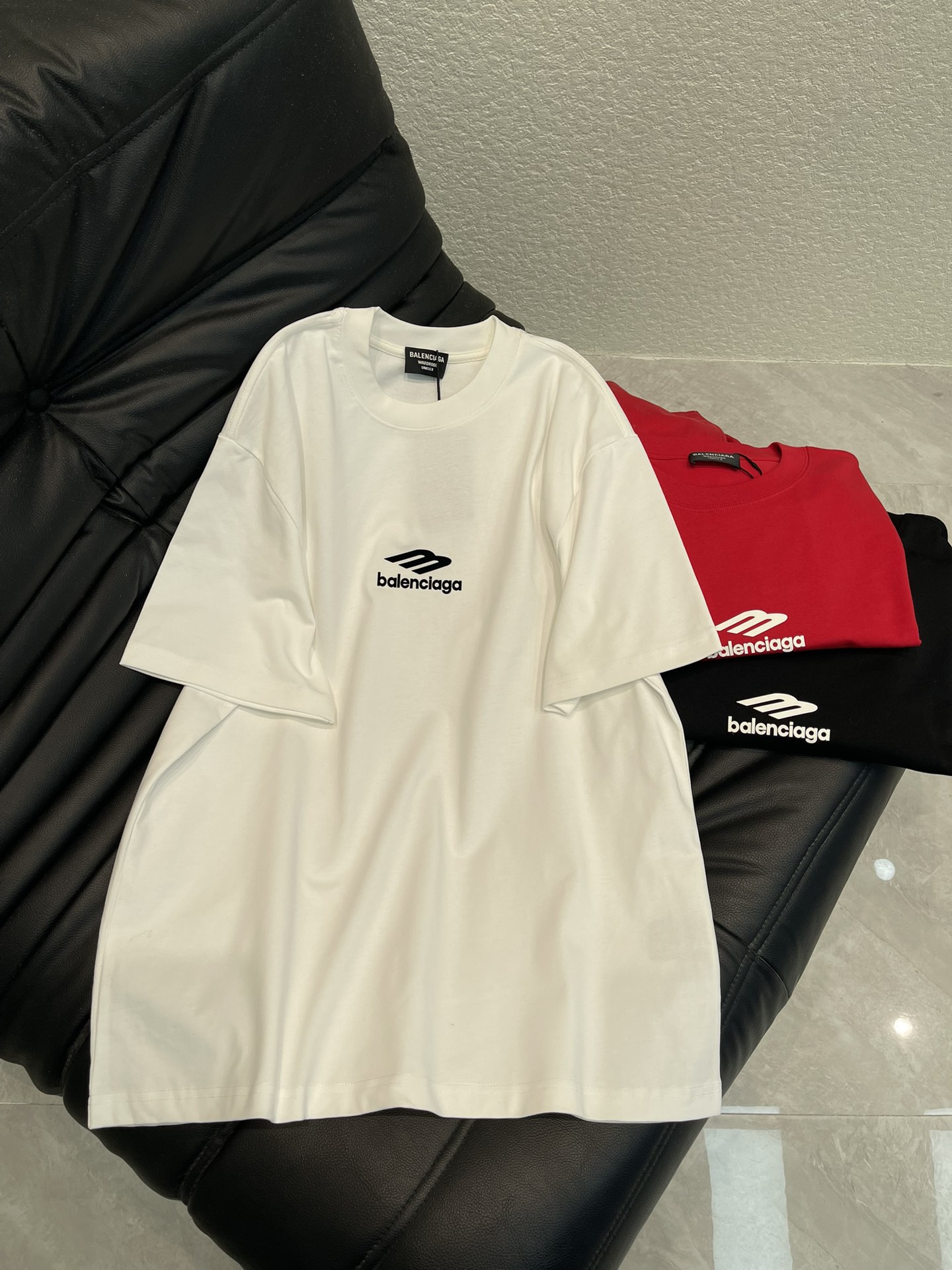 NO:576757,Balenciag*26 new early spring short-sleeved T-shirts. Made of high-gram weight washed fabrics, complex craftsmanship, and personalized color matching. The full shape matching and T-shirt design with sharp contrasting colors make them the focus of the street. These T-shirts are not only fashionable. Colorful patterns are interesting and attractive, and the upper body is slimmer and suitable for both men and women. Colors: black, white, red. Sizes S-XL, balenciaga, T-shirt, tees, t-shirt, alexander wang19860909Balenciag*26早春新款短袖T恤.采用高克重洗水面料,工艺复杂,添加个性色彩搭配 ,十足的造型搭配和彩色形成鲜明对比效果的T恤设计,让他们成为街头焦点.这些T恤不仅具有时尚感.彩色图案,趣味又吸晴,上身显瘦穿搭,男女同款 颜色黑色、白色、红色 尺码S-XL,,balenciaga,T-shirt,tees，t-shirt,alexander wang,Women's clothing