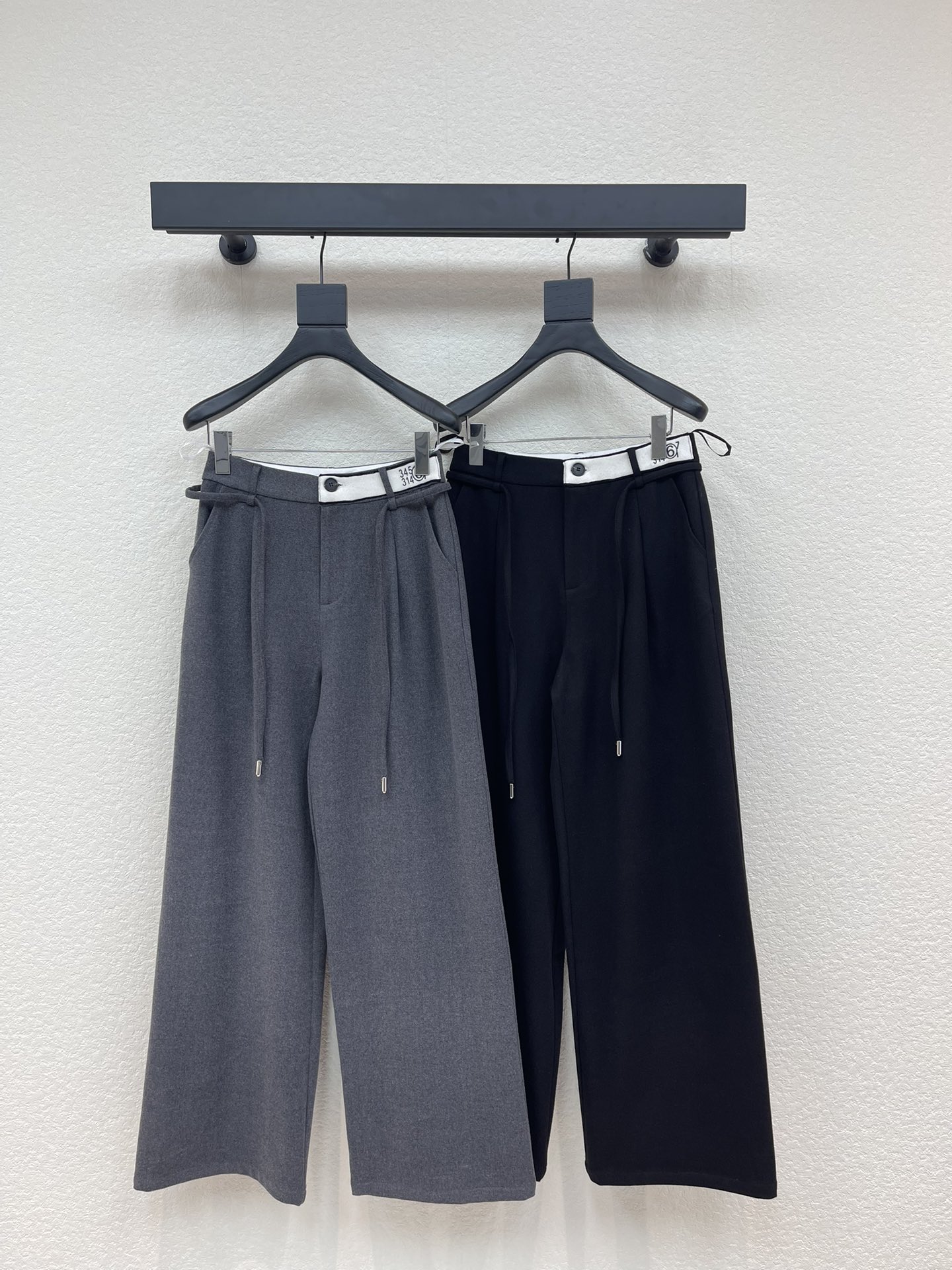 NO:576722,MM6*25 new drawstring contrasting color splicing wool suit trousers. A versatile casual trousers with a great sense of design. Long-leg harvest. High-definition fabric with just the right drape. Different tops can create different sparks. Elegant, capable, calm, and cool. Interpret different styles from multiple angles. Timeless classics are definitely not to be missed. The crisp and neat aura is at your fingertips. Very practical and comfortable. SML,, masion margiela, business  suit,alexander wang19860909MM6*25新款抽绳撞色拼接羊毛西装裤 极具设计感的一款百搭休闲裤 大长腿收割 高定面料 垂感度刚好 搭配不同上装 都能碰撞出不一样的火花 优雅 干练 沉稳 酷飒 多角度诠释不同风格 永恒经典是绝对不可错过的 干脆利落的气场信手拈来 实穿度极高 舒适度满分 SML,,masion margiela,business suit,alexander wang,Women's clothing