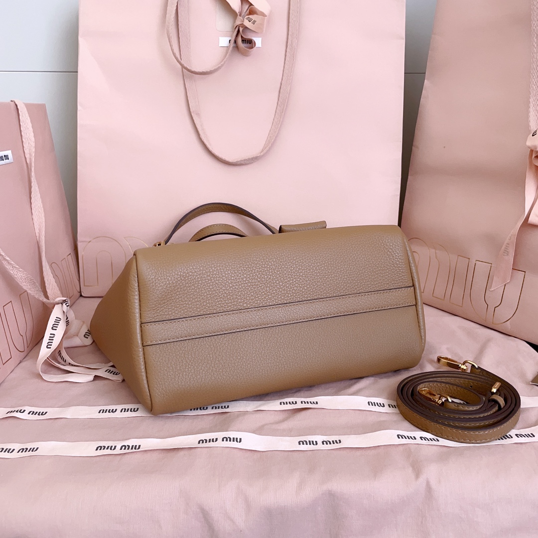 P850 5BA304:Miu家日本快闪新品托特包，顶级进口牛皮，皮面质感高级，优雅复古，包身软而不塌，搭配金属锁头挂件，气质随性慵懒，甜酷风格拉满，手工缝制皮面Logo标志，细节都很在线，通勤，逛街背都很适配，实用性MAX，
尺寸：25.5 X20 X13 cm
