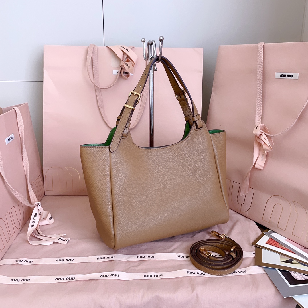 P850 5BA304:Miu家日本快闪新品托特包，顶级进口牛皮，皮面质感高级，优雅复古，包身软而不塌，搭配金属锁头挂件，气质随性慵懒，甜酷风格拉满，手工缝制皮面Logo标志，细节都很在线，通勤，逛街背都很适配，实用性MAX，
尺寸：25.5 X20 X13 cm