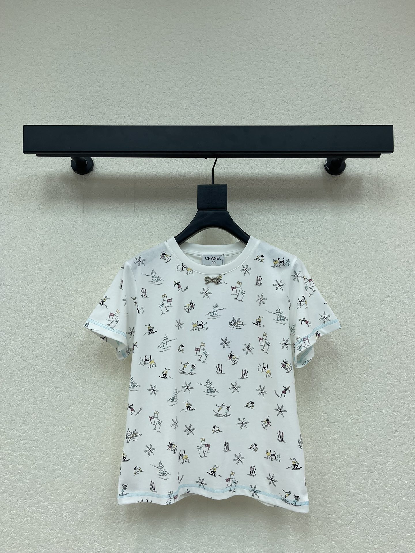 NO:576958,Chane*25 new round neck printed short-sleeved T-shirt. Ski Series # Customized YB twill cotton material, comfortable texture, full of elasticity, regular round neck short-sleeved top cut, embellished with a rhinestone bow logo in the center of the chest, ski snowflakes and other winter ski elements printed all over the body, integrated into double C  Logo printing highlights the brand style, blue and white embellishments make it more refreshing, elastic and close-fitting, visually narrow and elongated, slim and slim, and looks stylish when worn alone or worn inside. SML, chanel, T-shirt, tees, t-shirt, alexander  wang19860909Chane*25新款圆领印花短袖T恤.滑雪系列#定制YB斜纹全棉材质,质感舒适,弹力十足,常规圆领短袖上衣裁剪,胸口居中位置点缀水钻蝴蝶结徽标,通体满印滑雪雪花等冬日雪场元素,融入双C徽标印花,凸显品牌格调,蓝白点缀更显清爽,弹性贴身感十足,视觉收窄拉长,修身显瘦,单穿内搭都出彩时髦.SML,,chanel,T-shirt,tees，t-shirt,alexander wang,Women's clothing
