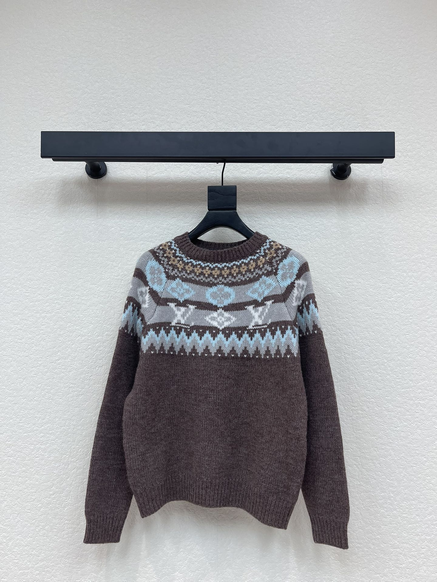 NO:576954,Louis vuitto*25 new heavy-duty crochet round-neck pullover knitted sweater for autumn and winter. Ski Series # Customized YB wool knitted material, high-grade texture, comfortable and soft, round-neck long-sleeved sweater, collar and cuffs threaded edges echo the hem, ring neck decorated with Fair Isle Nordic style crochet pattern, interspersed with letter logo, creating a literary youth style, highlighting the brand tonality, warm and comfortable, regular fit, simple and versatile for autumn and winter daily life. SML,, louis  vuitton,sweaters,alexander wang19860909Louis vuitto*25秋冬新款重工钩花圆领套头针织毛衣.滑雪系列#定制YB羊毛针织材质,质感高级,舒适柔软,圆领长袖毛衣,领口袖口螺纹包边与衣摆相呼应,环脖点缀费尔岛北欧风格的钩花图案,穿插字母徽标于其中,打造文艺青年风格,彰显品牌调性,保暖舒适,常规版型,秋冬日常简约百搭款.SML,,louis vuitton,sweaters,alexander wang,Women's clothing