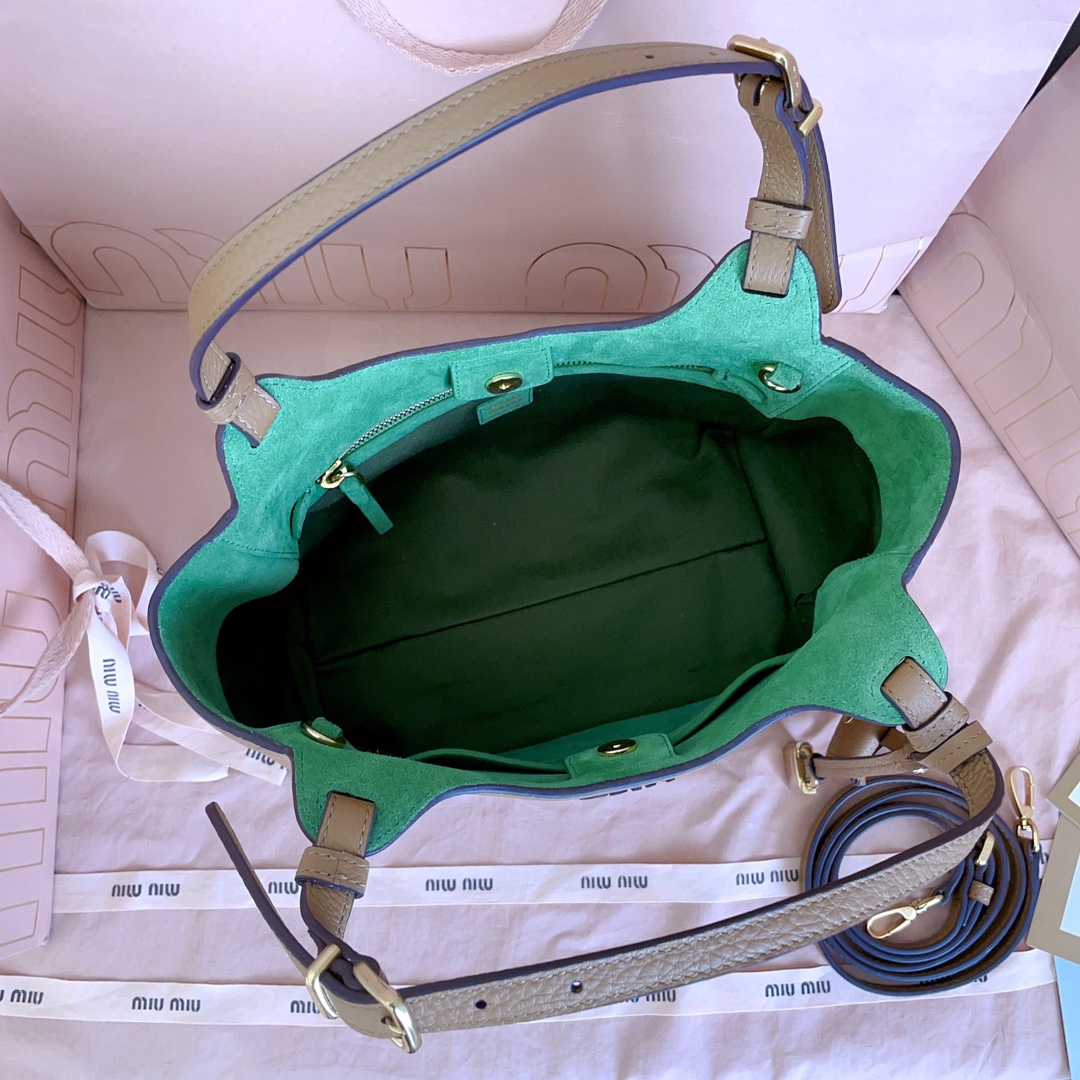 P850 5BA304:Miu家日本快闪新品托特包，顶级进口牛皮，皮面质感高级，优雅复古，包身软而不塌，搭配金属锁头挂件，气质随性慵懒，甜酷风格拉满，手工缝制皮面Logo标志，细节都很在线，通勤，逛街背都很适配，实用性MAX，
尺寸：25.5 X20 X13 cm