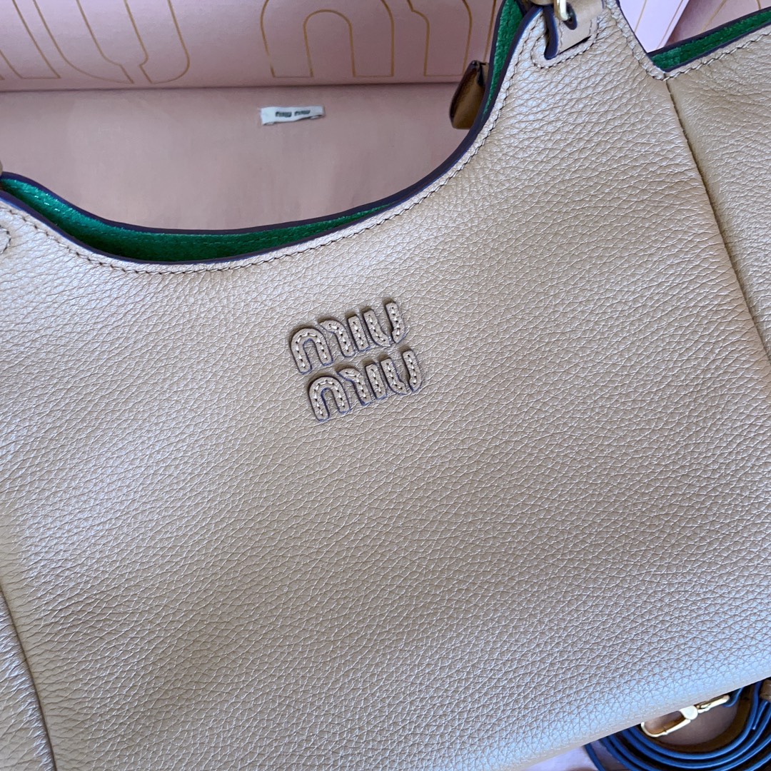 P850 5BA304:Miu家日本快闪新品托特包，顶级进口牛皮，皮面质感高级，优雅复古，包身软而不塌，搭配金属锁头挂件，气质随性慵懒，甜酷风格拉满，手工缝制皮面Logo标志，细节都很在线，通勤，逛街背都很适配，实用性MAX，
尺寸：25.5 X20 X13 cm