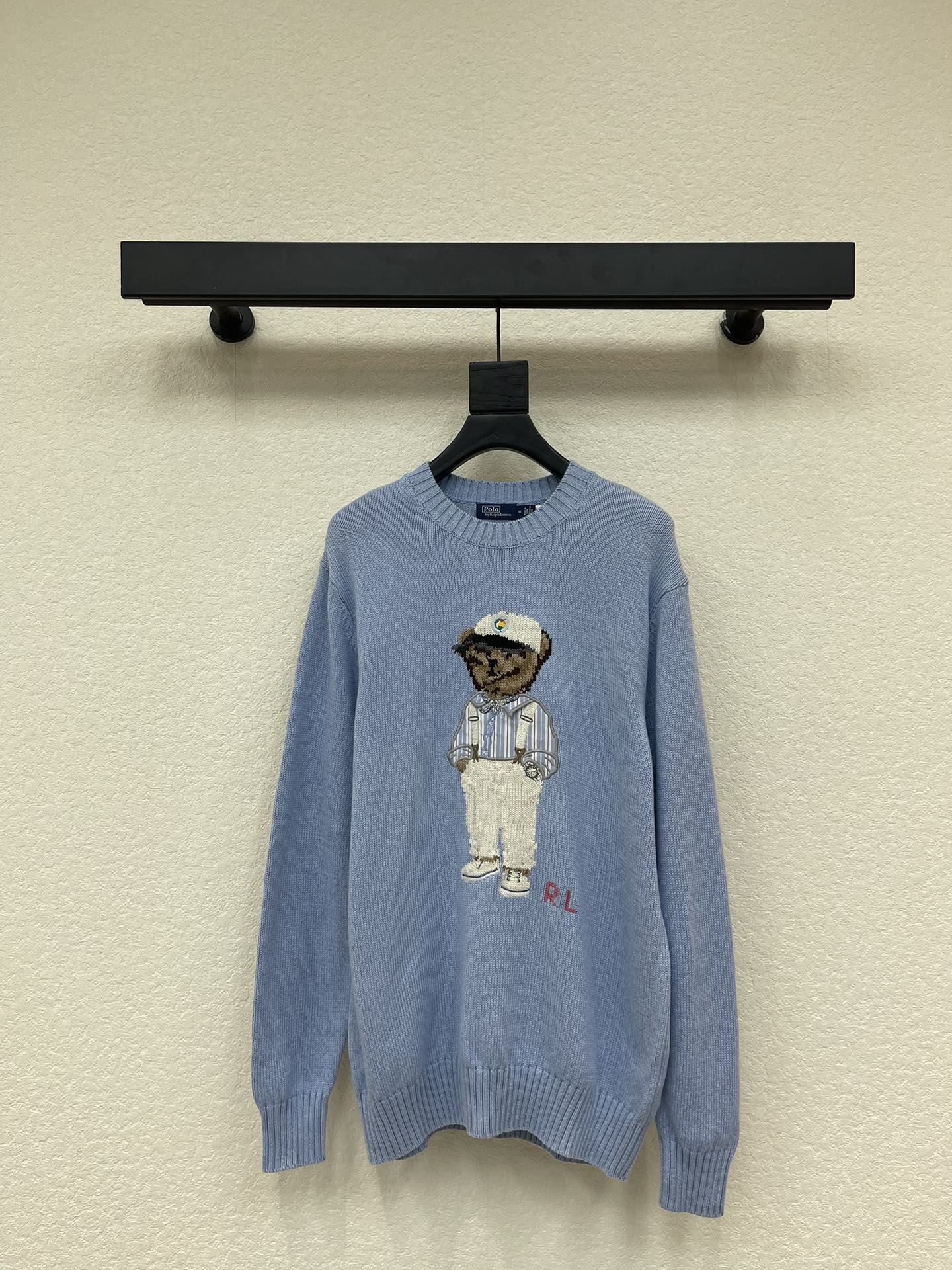 NO:576728,Ralph Laure*Raff*'s new polo childlike bear hand hook pattern knitted sweater has a classic H loose fit design. The texture of imported pure cotton yarn is invincible. Intarsia bear three-dimensional embroidery technology. Handmade cross-stitch RL letters. A must-have fashionable style for younger girls. Childlike high-end retro casual style. The version is versatile and not picky. S-XL,,loro piana,sweaters,alexander wang19860909Ralph Laure*拉夫*新款polo童趣小熊手勾图案针织毛衣经典H宽松版型设计 进口纯棉纱线质感无敌赞 嵌花小熊立体刺绣工艺 纯手工十字绣法RL字母 减龄少女气质时髦精必入 童趣高级复古随性风 版型百搭不挑人 S-XL,,loro piana,sweaters,alexander wang,Women's clothing