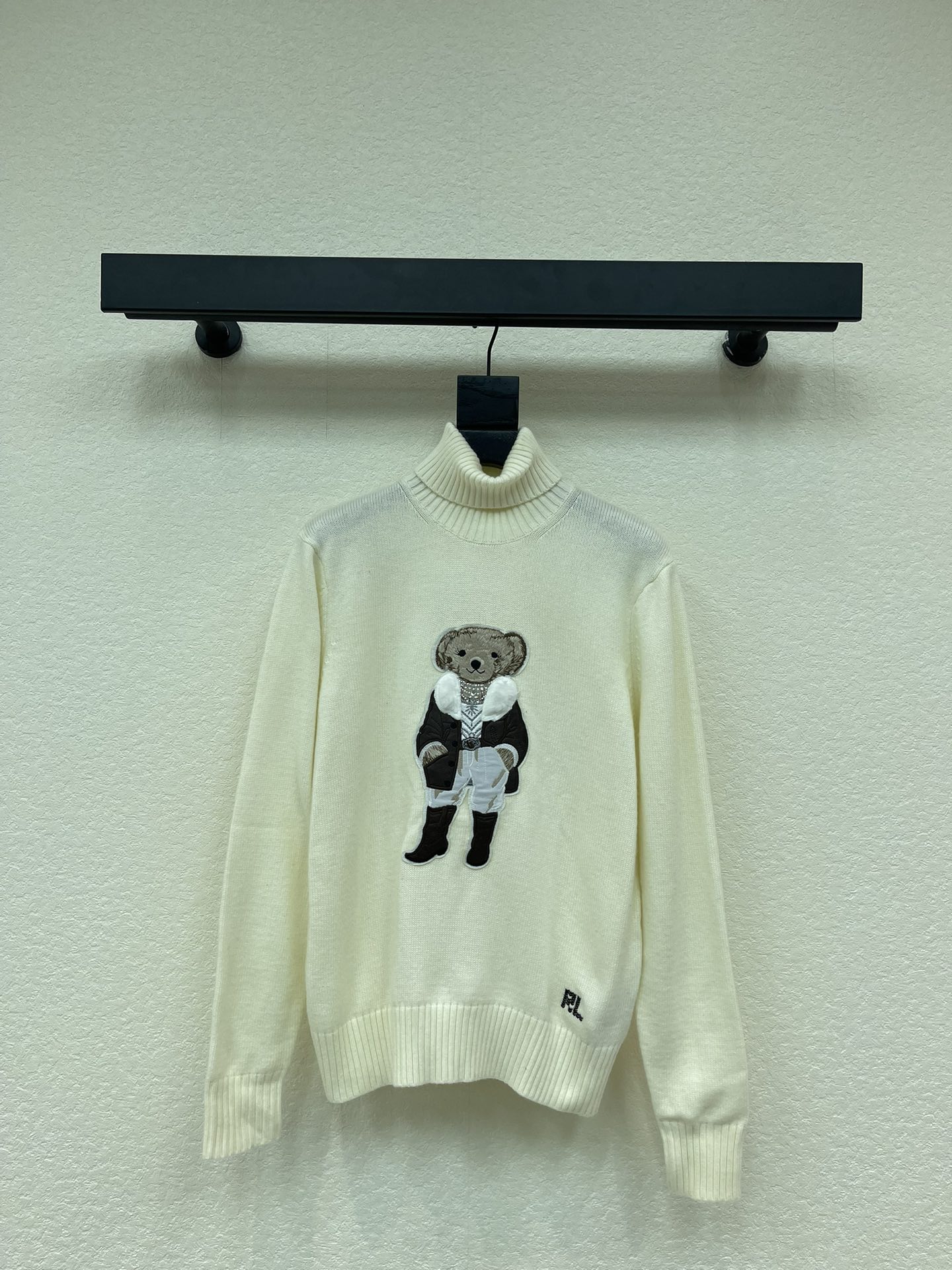 NO:576734,Ralph Laure*Raff*'s new polo latest British style bear embroidery pattern high-neck knitted cardigan sweater American style wear classic loose fit design quality control is a must-have custom imported cashmere wool yarn texture is invincible embroidered bear three-dimensional embroidery technology pure hand-made cross-stitch LP letters age-reducing girl temperament fashionable essence must-have childlike high-end retro casual style versatile version two-color SML, loro  piana,sweaters,alexander wang19860909Ralph Laure*拉夫*新款polo最新款英伦风小熊刺绣图案高领针织羊毛衫毛衣美式风穿搭 经典宽松版型设计 品质控必入 定制进口羊绒羊毛纱线质感无敌赞 刺绣小熊立体刺绣工艺 纯手工十字绣法LP字母 减龄少女气质时髦精必入 童趣高级复古随性风 版型百搭不挑人 两色SML,,loro piana,sweaters,alexander wang,Women's clothing