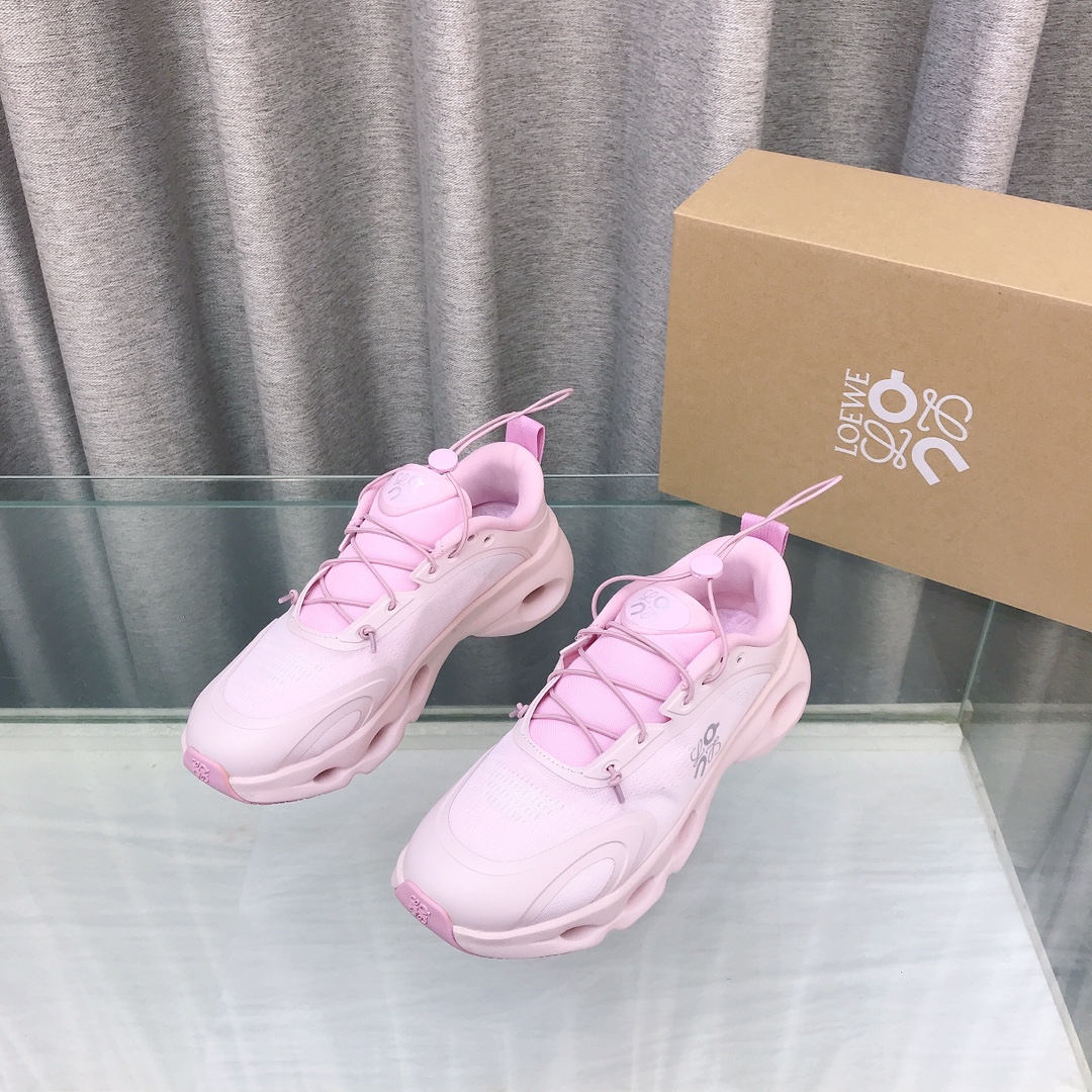 NO:630768,Loewe x on joint couple's running shoes Loewe xon new cooperation series  Fashion, this series of works jointly created by the brand and the Swiss high-performance sports brand on is specially designed for urban and outdoor life, fully demonstrating the technological quality with sustainable concepts. Made of recycled polyester fiber and mesh cloth, using an exclusive rubber sole, the classic Loewe logo is printed on the side of the shoe, and decorated with full-coverage seam details. This cooperation combines on's professional technology with loewe's exquisite craftsmanship and uses it in the production and design, specially created for urban life and outdoor sports.  Size 36-45, casual shoes/sports shoes, loewe, loewe, sneakers19860909Loewe罗意威 x on昂跑联名情侣款 跑鞋 罗意威 xon 昂跑全新合作系列 时尚,品牌与瑞士高性能运动品牌on携手打造的此系列作品专为城市与户外生活而设,充分彰显蕴含可持续理念的科技品质.由再生聚酯纤维和网眼布制成,采用独家橡胶鞋底,鞋侧印有loewe罗意威经典logo,饰有全覆盖贴缝细节.此次合作,将on昂跑专业技术和loewe罗意威的精湛工艺结合,运用在的制作和设计中,专为城市生活和户外运动打造 码数36-45,休闲鞋/运动鞋,loewe,loewe,sneakers,Women's Shoes