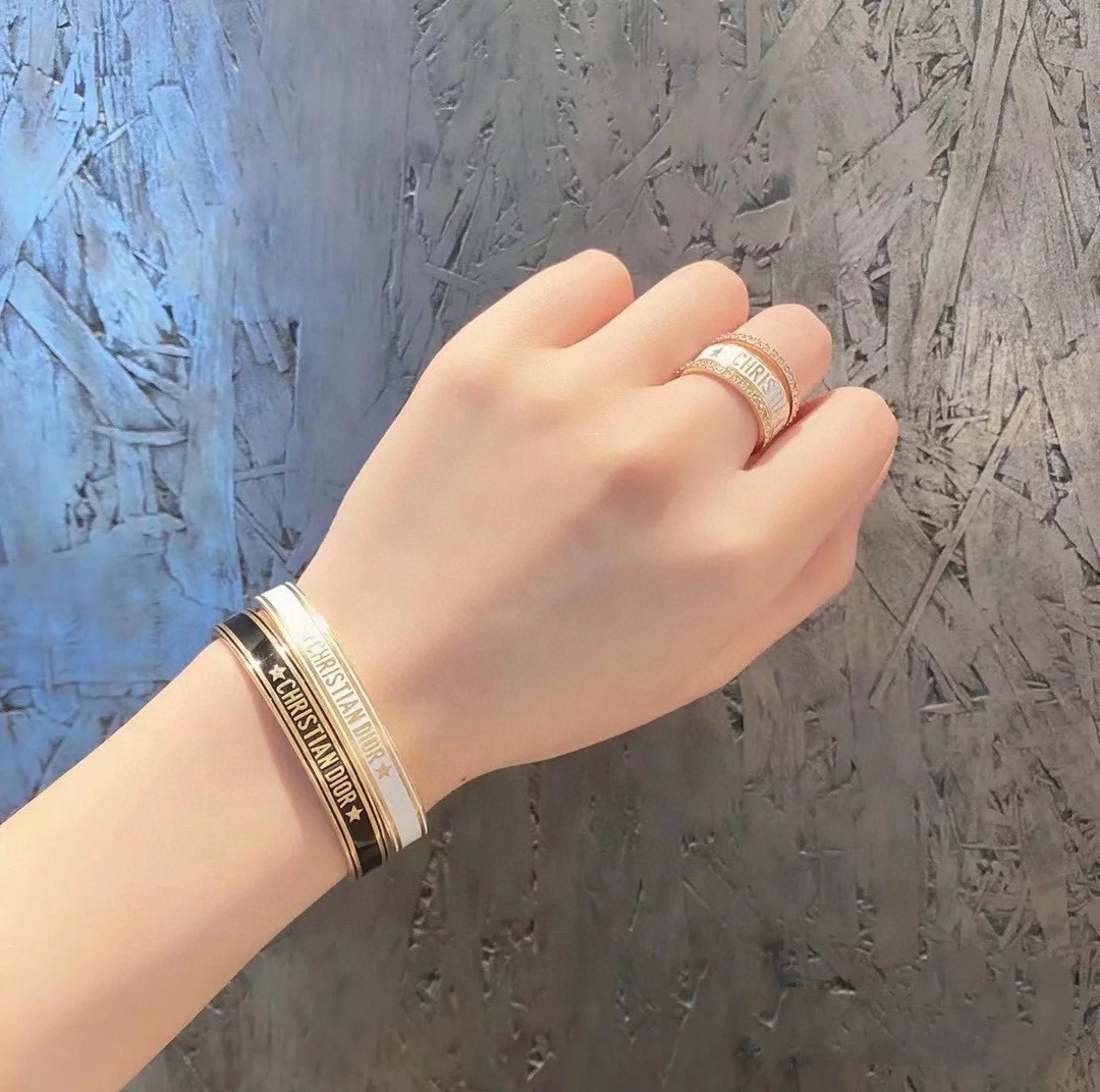 NO:582397,Dior's new beautiful bracelets are available in platinum, black gold, green and lavender colors, which can be salty or sweet. Dior's new bracelets are stacked in any style and are absolutely purple!  Dior's new bracelet is a new one recently. It is relatively simple and elegant. The white gold color is super white. It can be worn with your own bracelets or bracelets. It is super beautiful. It is a boutique jewelry, dior, dior, bracelet, bracelet.19860909迪奥Dior新品貌美手镯白金黑金绿色淡紫色配色可盐可甜Dior新款镯子叠带任何款式也是绝绝紫！dior这个新款镯子是最近新入的,比较简单大气白金配色超级显白可以和自己的手链啊手镯啊叠加佩戴超级好看,饰品精品,dior,dior,bracelet,bracelet,Jewelry