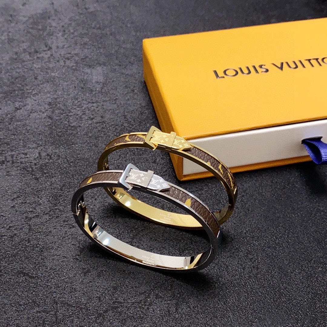 NO:582400,New product, original item, LV unisex style leather printed belt buckle bracelet Louis Vuitton, Louis Vuitton, same counter material, popular model shipped, unique design, retro and avant-garde. Bracelet 14K Seiko color-preserved version has been loved by MM since its launch. Every color has its own unique brilliance!  The effect is very nice!  The tiniest one!  It is more durable than ordinary models and shows a fairer complexion, fine jewelry, louis vuitton, louis vuitton, louis vuitton, bracelet19860909新品 原单货 LV中性款皮革印花皮带扣手镯Louis Vuitton 路易威登 专柜一致材质 火爆款出货 设计独特 复古前卫.手镯14K精工保色版 从上市以来一直深受MM喜爱每一种颜色都有它独一无二的光彩！上手效果非常好看！最细小的一款！比普通款更耐看显肤色白皙,饰品精品,louis vuitton,louis vuitton,louis vuitton,bracelet,Jewelry