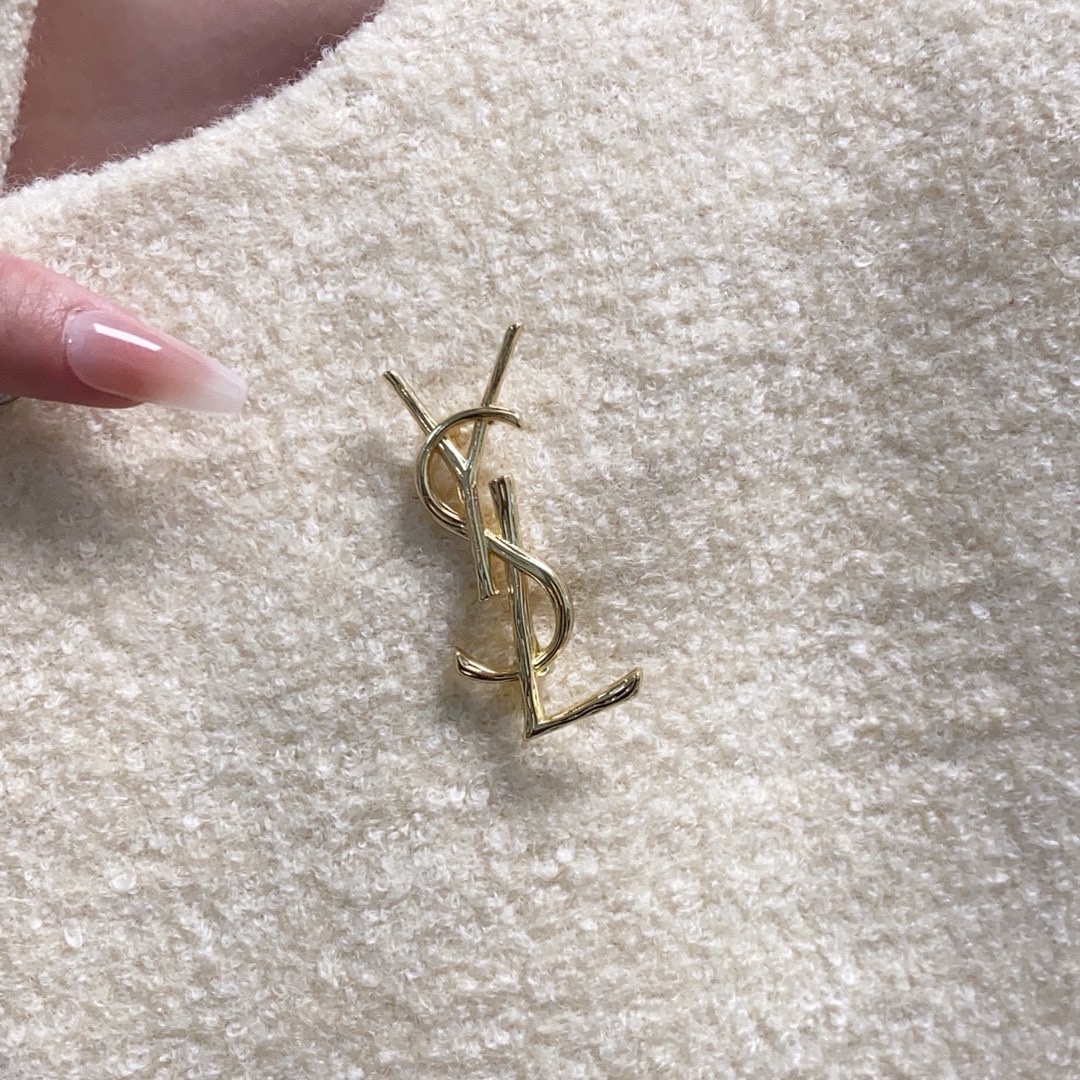 NO:575434,YSL Saint Laurent counter's new synchronized vintage wood texture brooch is the accessory that best understands women. Women who devote all their efforts to being themselves tend to cherish the meaning of brooches more. Ms. Saint Laurent pins the brooch on her hat and tells the fashionable ladies who imitate her [Broches are very practical. They can be pinned on the collar of a suit, on a pocket, on a hat, on a belt or on an evening dress. Boutique jewelry, saint laurent, saint laurent, business  suit, brooch, breastpin, hats19860909YSL圣罗兰专柜新款同步复古木纹理胸针,是最懂女人的饰物.那些倾注了全部心血去做自己的女人,往往更珍惜胸针的意义.圣罗兰女士把胸针别在帽子上,并告诉那些模仿她的时髦女士们[胸针可是非常实用,它可以别在西装领上、口袋上、帽子上、腰带上或者是晚礼服上,饰品精品,saint laurent,saint laurent,business suit,brooch，breastpin,hats,Jewelry