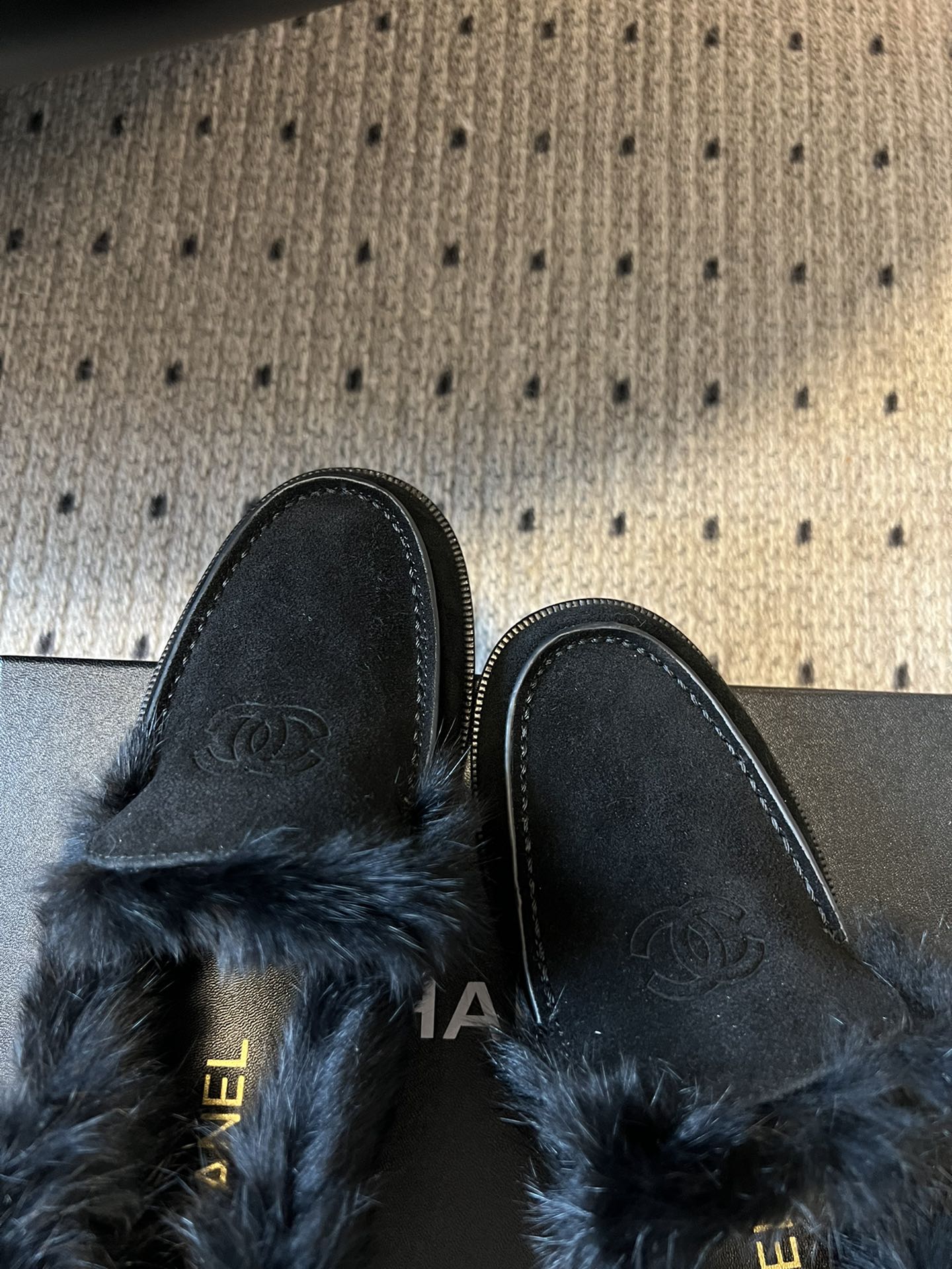 CHANE*25ss 秋冬新款毛绒乐福鞋鞋身显著位置印有香奈儿经典双C Logo，强化品牌辨识度与奢华感