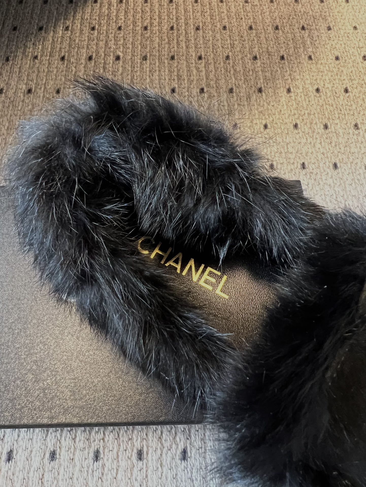 CHANE*25ss 秋冬新款毛绒乐福鞋鞋身显著位置印有香奈儿经典双C Logo，强化品牌辨识度与奢华感