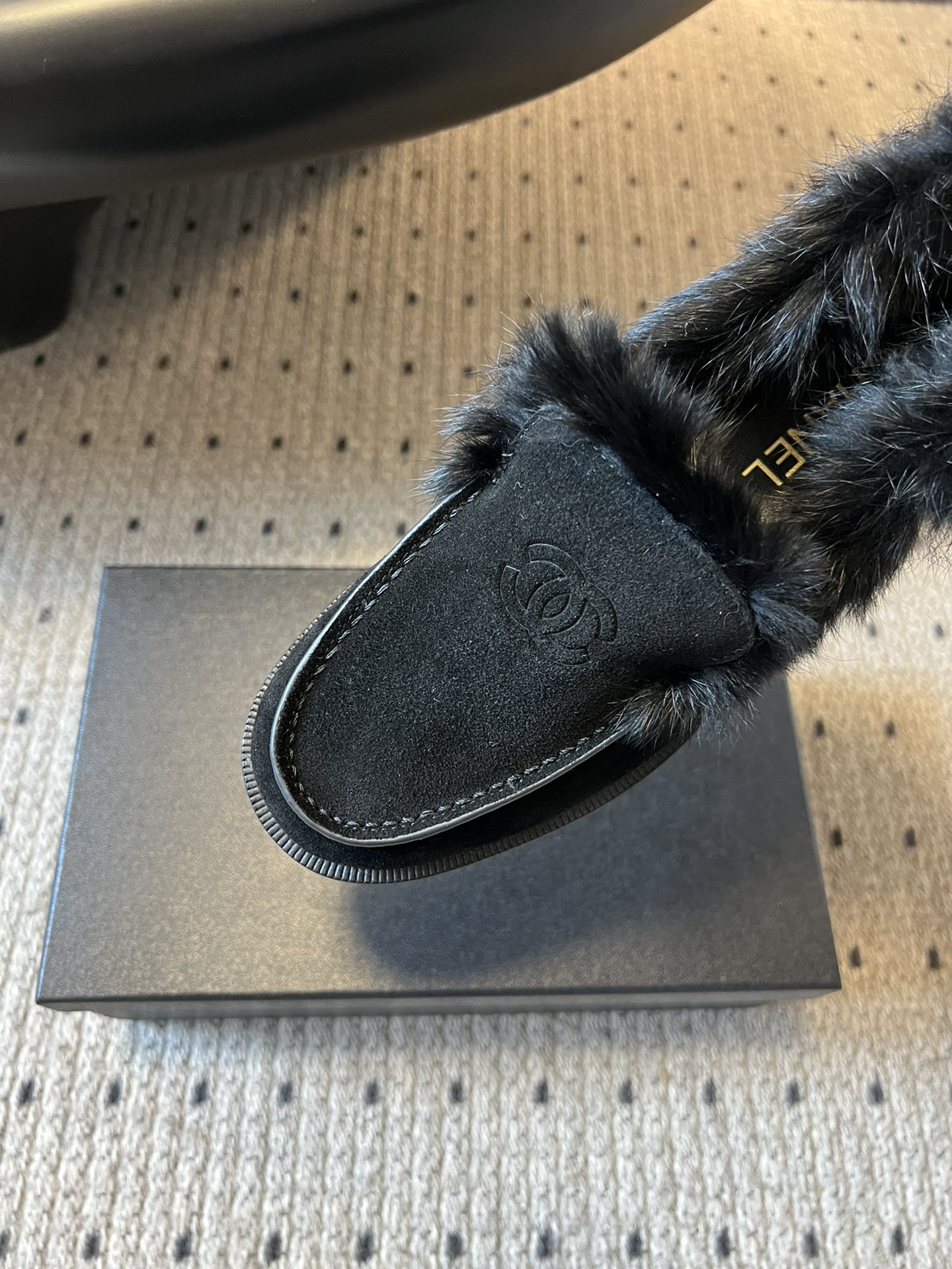 CHANE*25ss 秋冬新款毛绒乐福鞋鞋身显著位置印有香奈儿经典双C Logo，强化品牌辨识度与奢华感