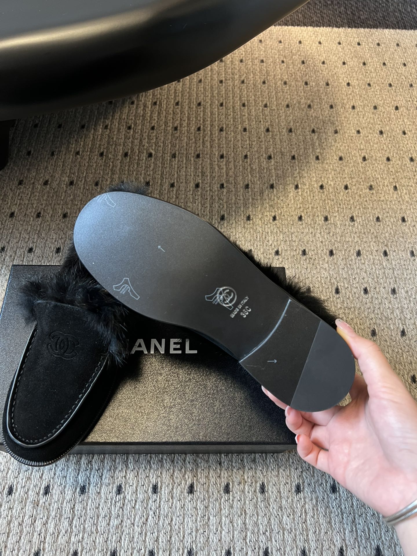 CHANE*25ss 秋冬新款毛绒乐福鞋鞋身显著位置印有香奈儿经典双C Logo，强化品牌辨识度与奢华感