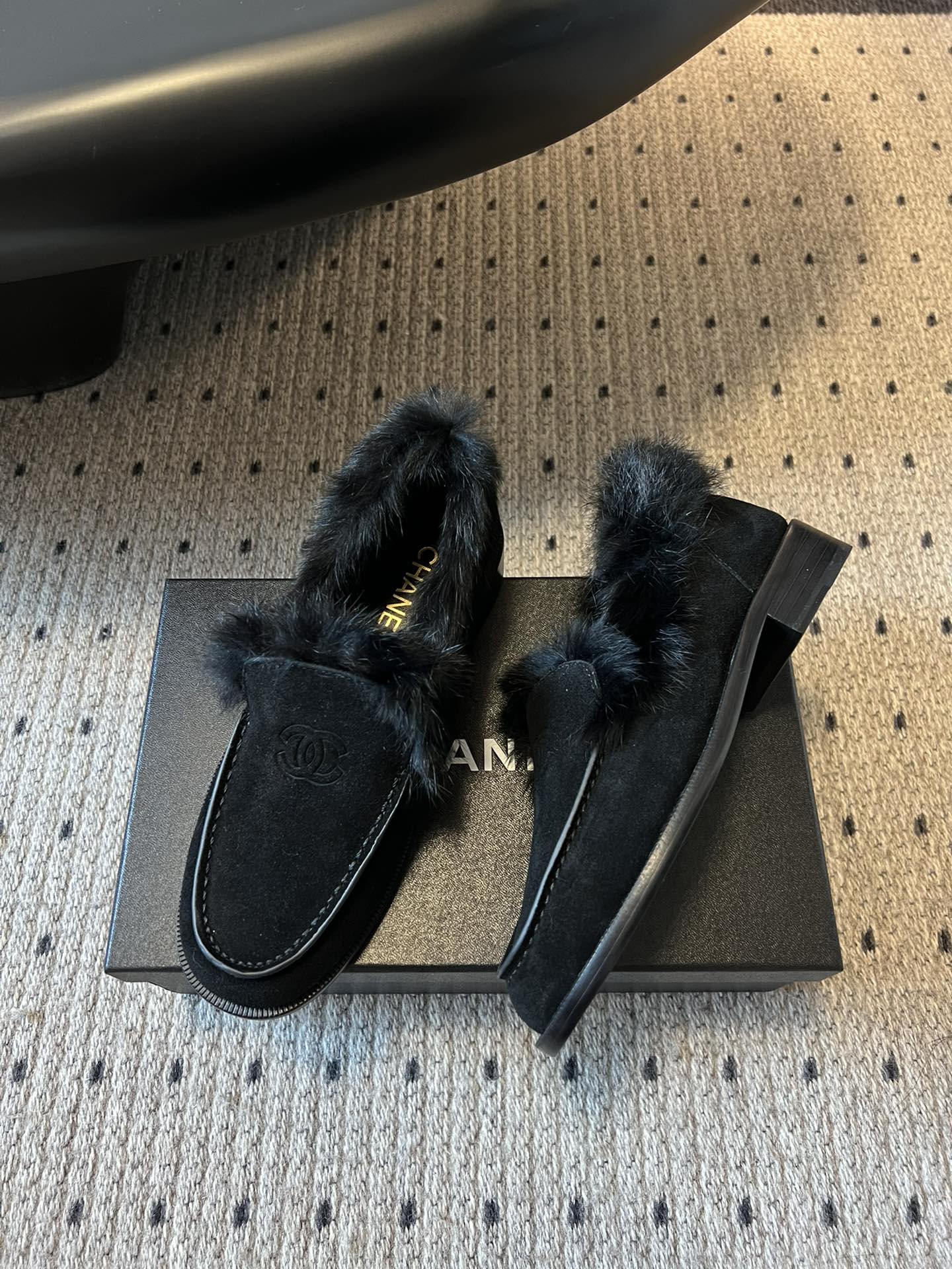 CHANE*25ss 秋冬新款毛绒乐福鞋鞋身显著位置印有香奈儿经典双C Logo，强化品牌辨识度与奢华感