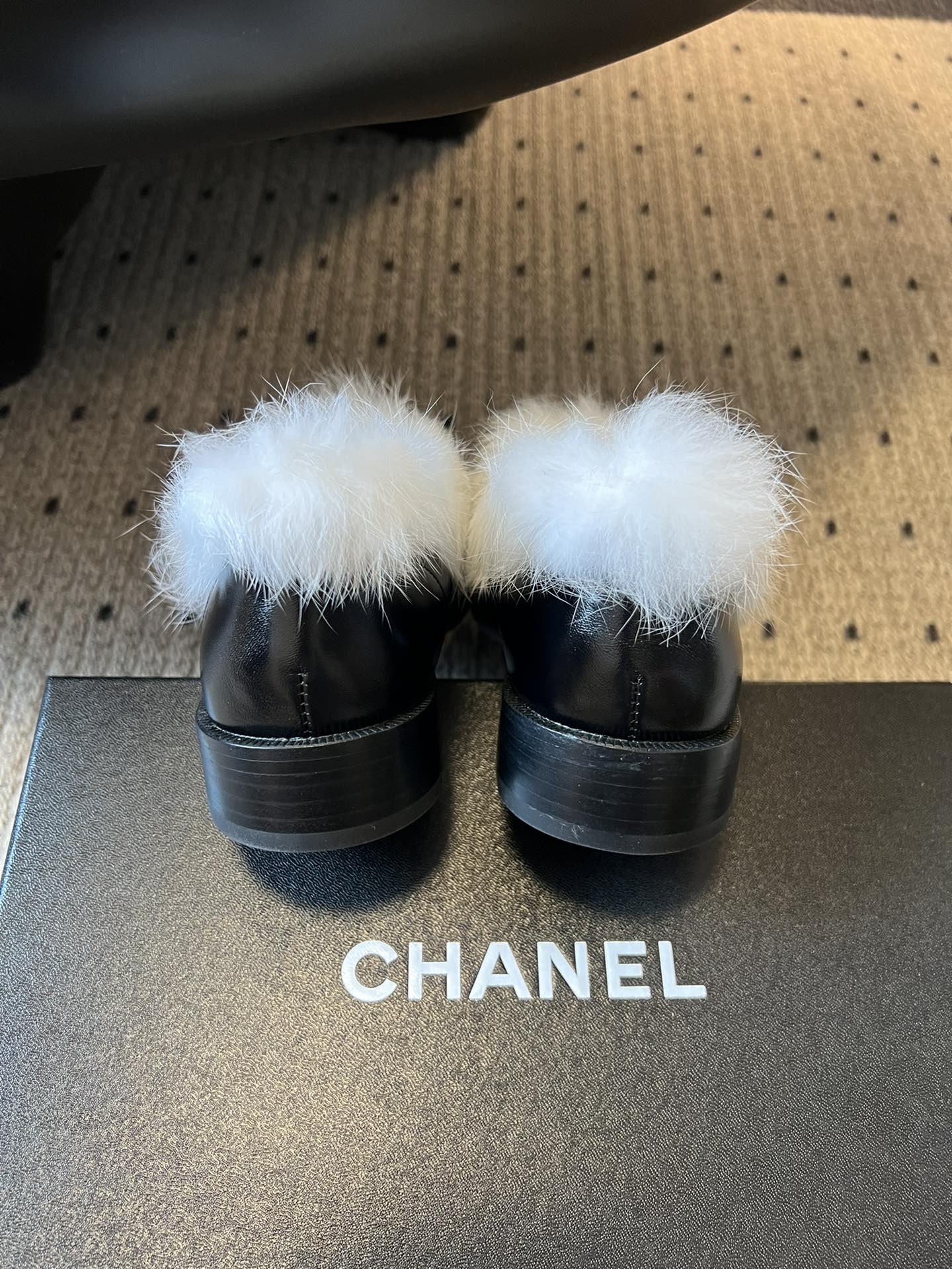 CHANE*25ss 秋冬新款毛绒乐福鞋鞋身显著位置印有香奈儿经典双C Logo，强化品牌辨识度与奢华感