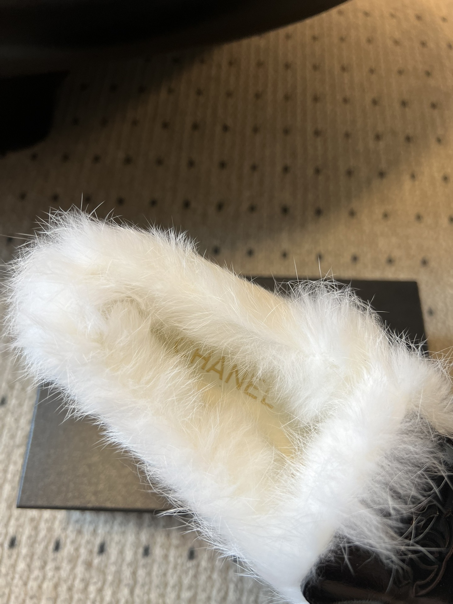 CHANE*25ss 秋冬新款毛绒乐福鞋鞋身显著位置印有香奈儿经典双C Logo，强化品牌辨识度与奢华感