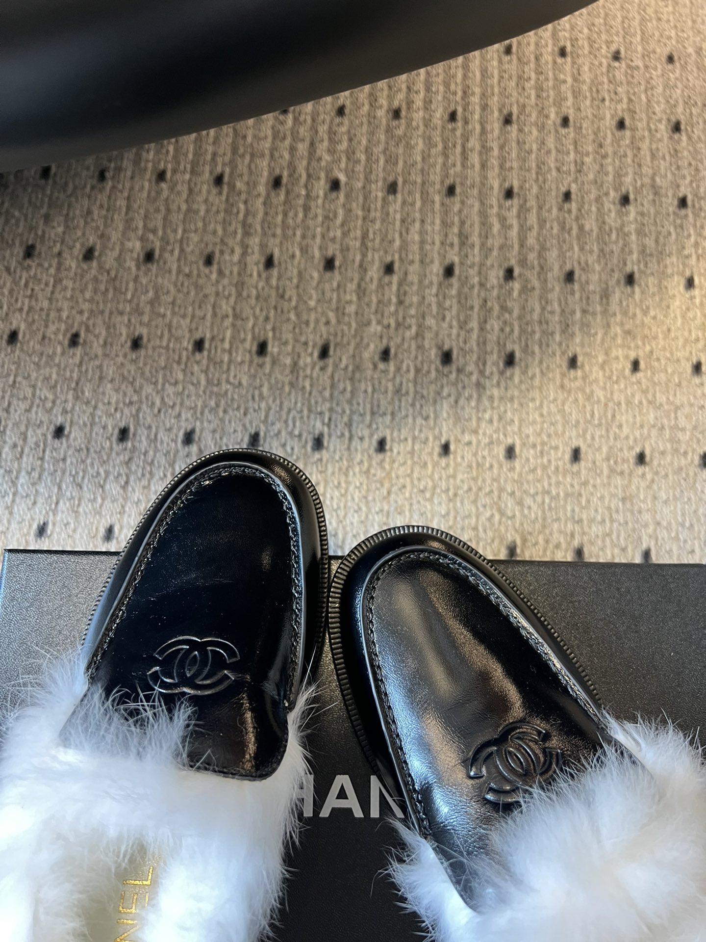 CHANE*25ss 秋冬新款毛绒乐福鞋鞋身显著位置印有香奈儿经典双C Logo，强化品牌辨识度与奢华感