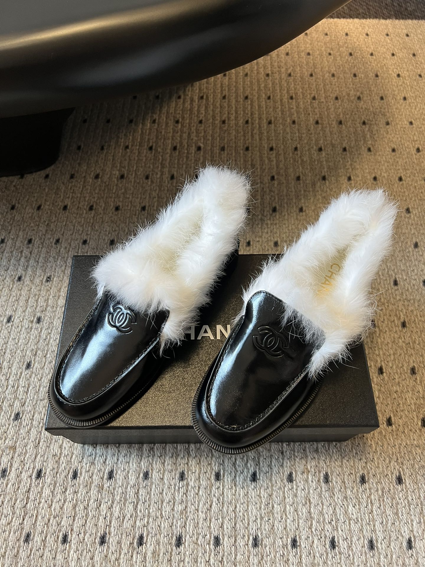 CHANE*25ss 秋冬新款毛绒乐福鞋鞋身显著位置印有香奈儿经典双C Logo，强化品牌辨识度与奢华感