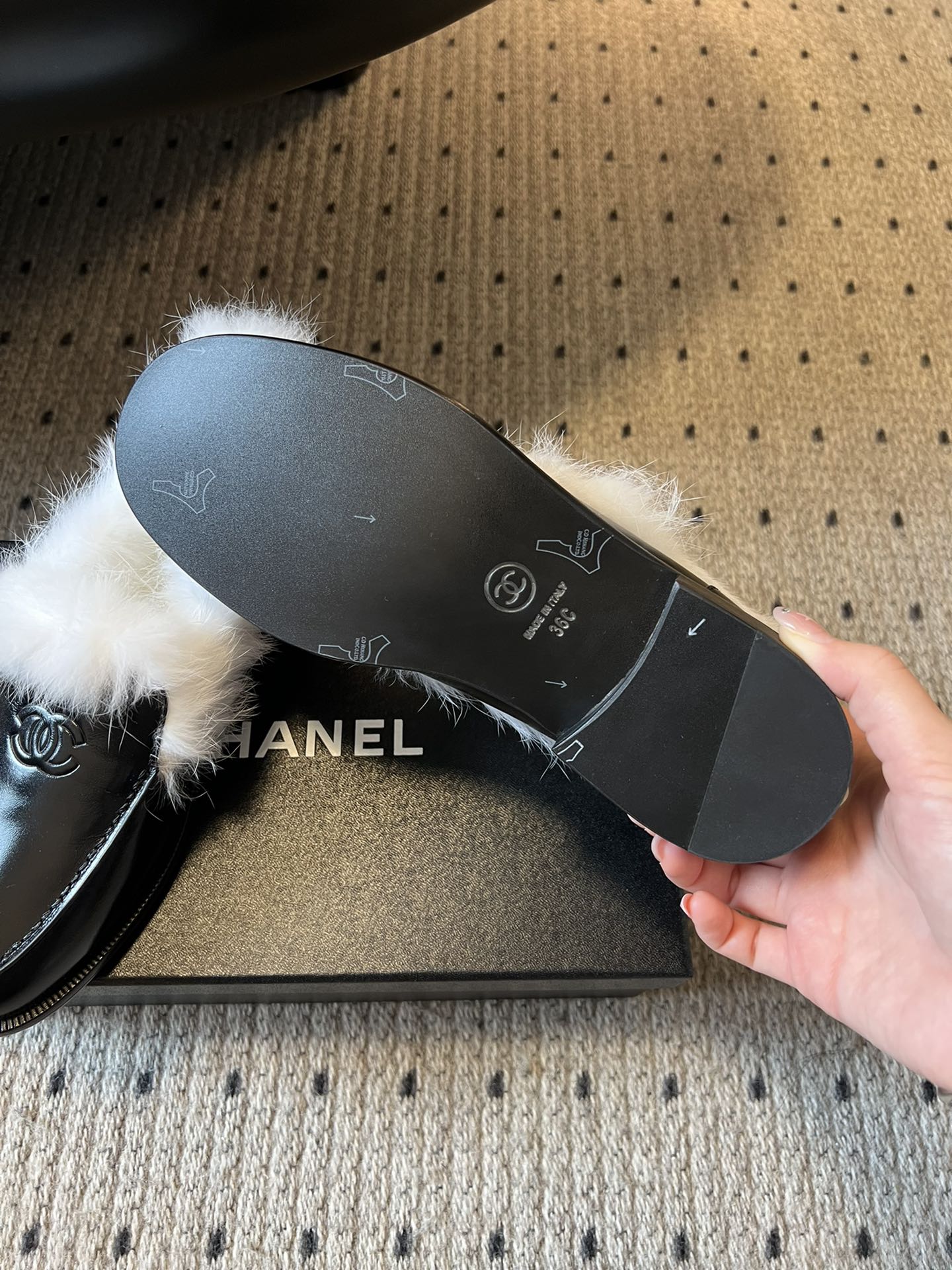 CHANE*25ss 秋冬新款毛绒乐福鞋鞋身显著位置印有香奈儿经典双C Logo，强化品牌辨识度与奢华感