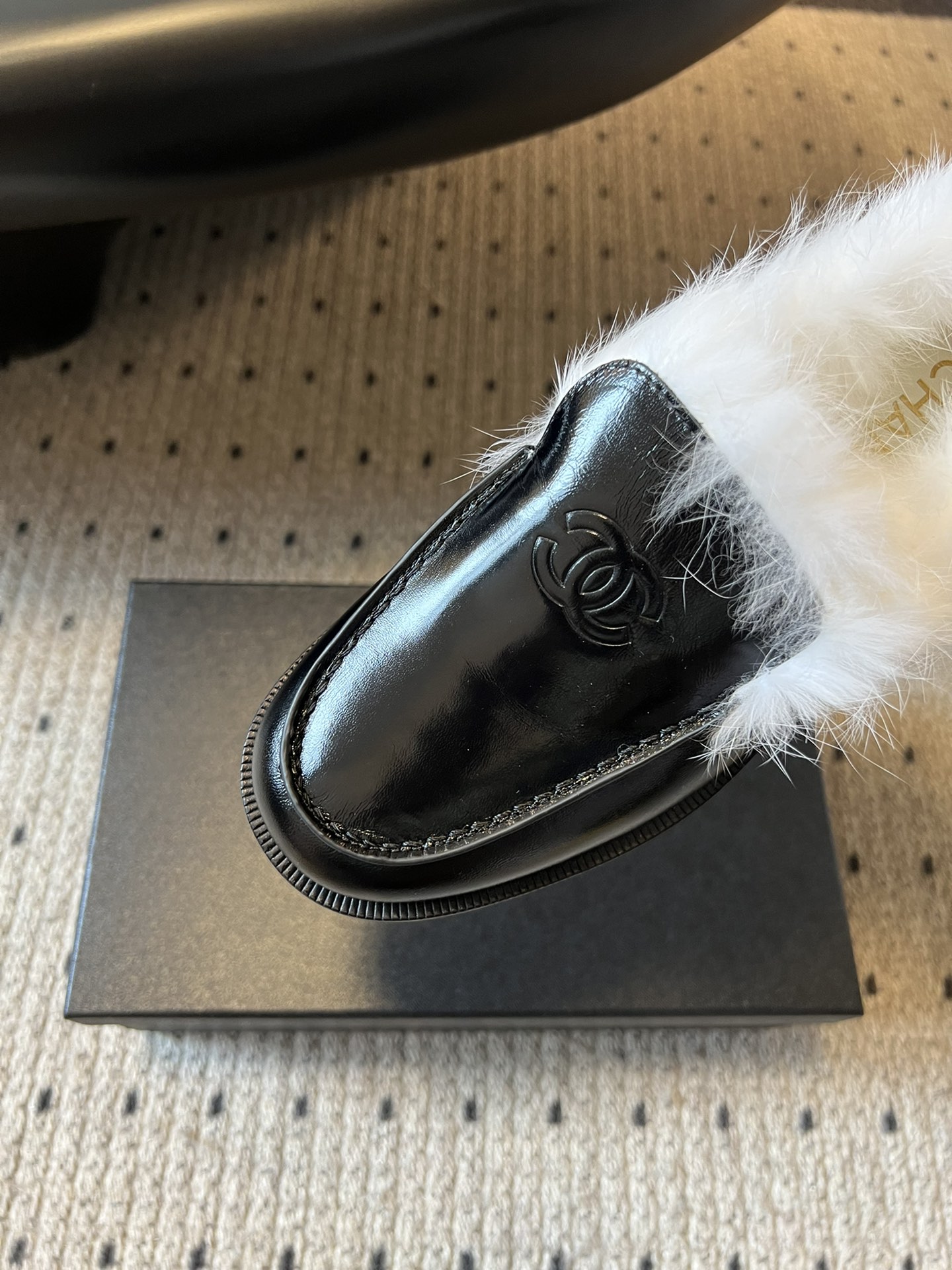 CHANE*25ss 秋冬新款毛绒乐福鞋鞋身显著位置印有香奈儿经典双C Logo，强化品牌辨识度与奢华感