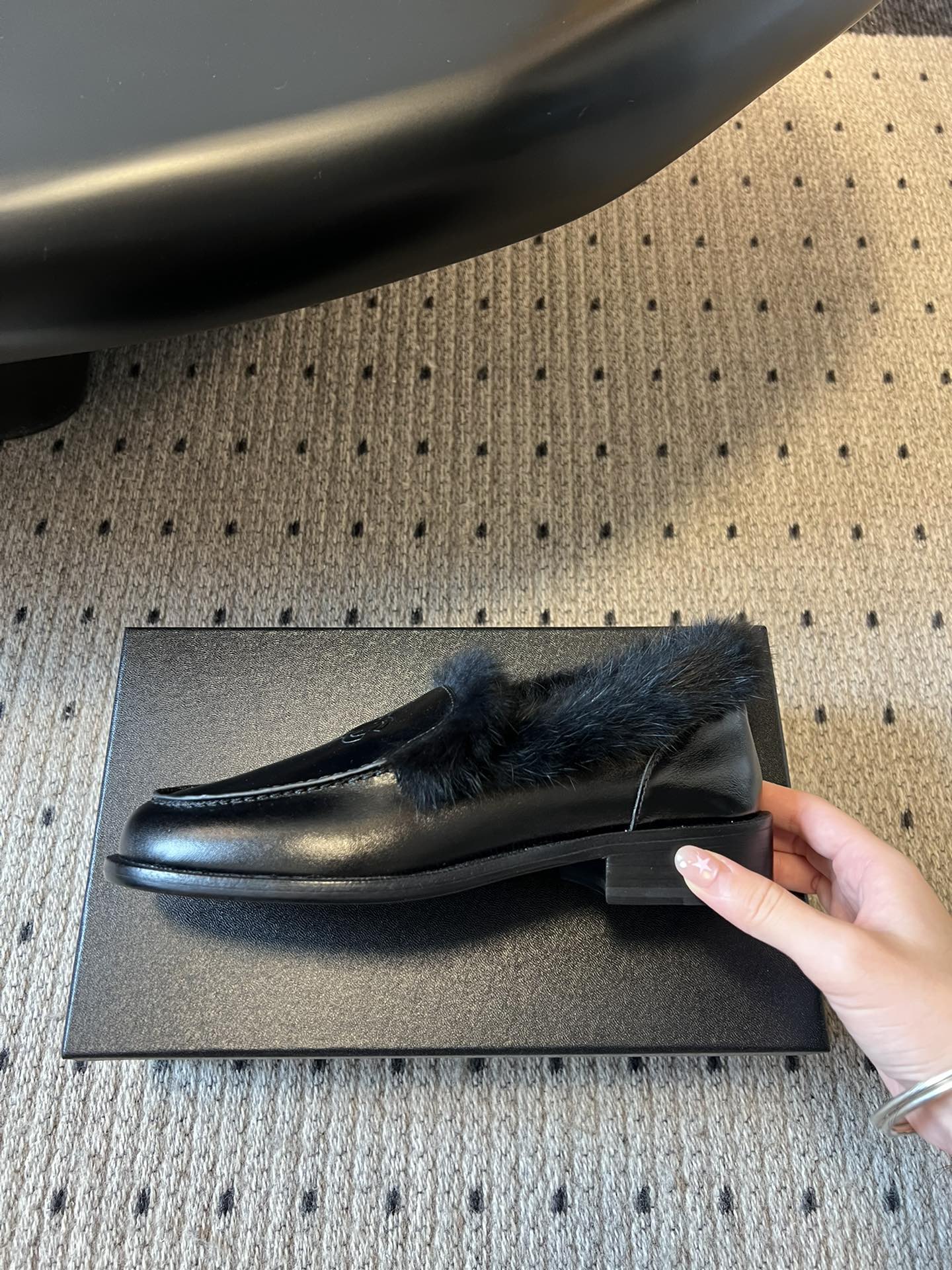 CHANE*25ss 秋冬新款毛绒乐福鞋鞋身显著位置印有香奈儿经典双C Logo，强化品牌辨识度与奢华感