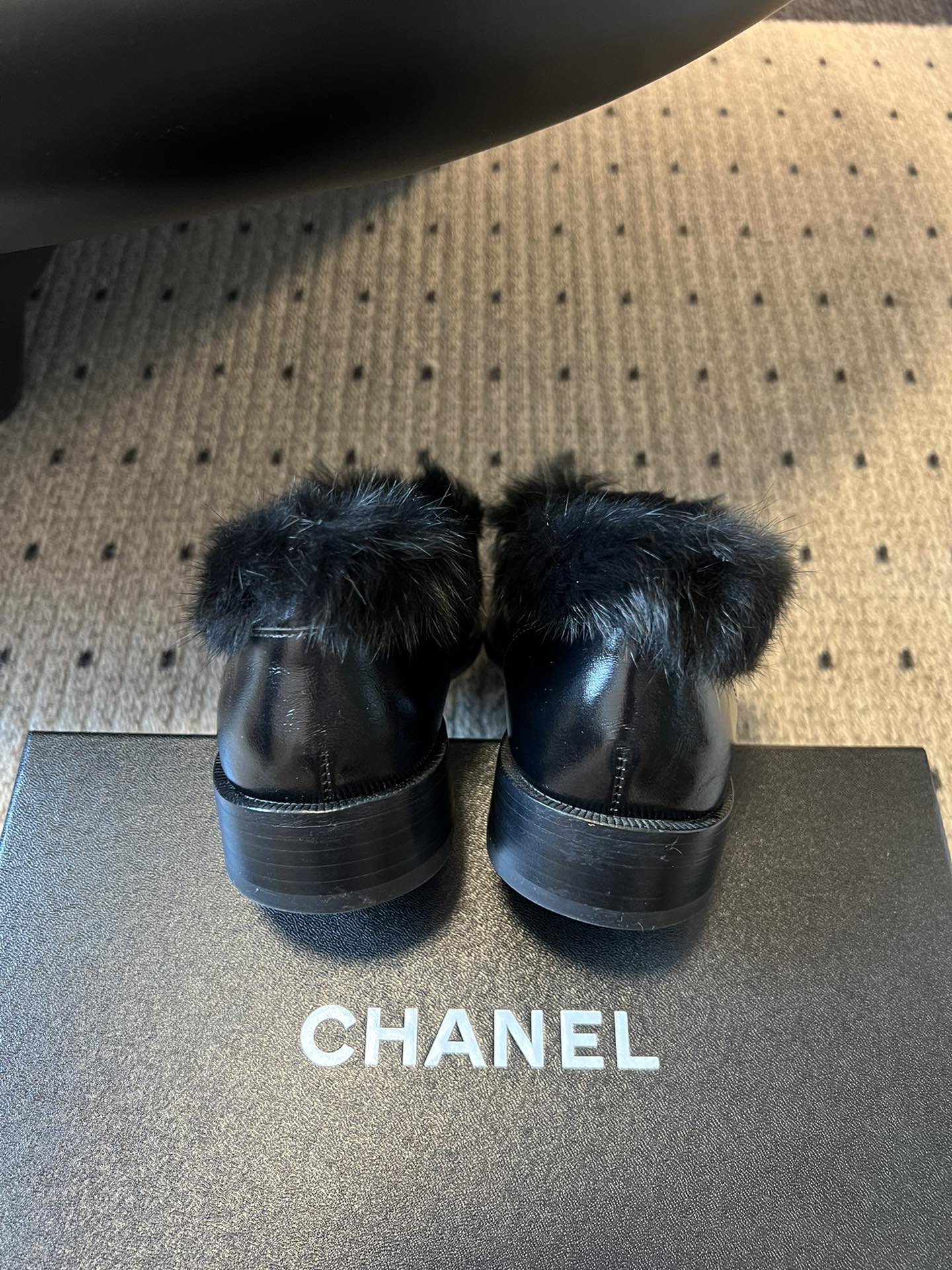 CHANE*25ss 秋冬新款毛绒乐福鞋鞋身显著位置印有香奈儿经典双C Logo，强化品牌辨识度与奢华感