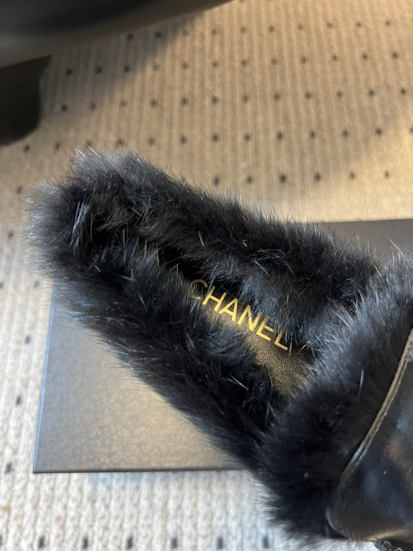 CHANE*25ss 秋冬新款毛绒乐福鞋鞋身显著位置印有香奈儿经典双C Logo，强化品牌辨识度与奢华感