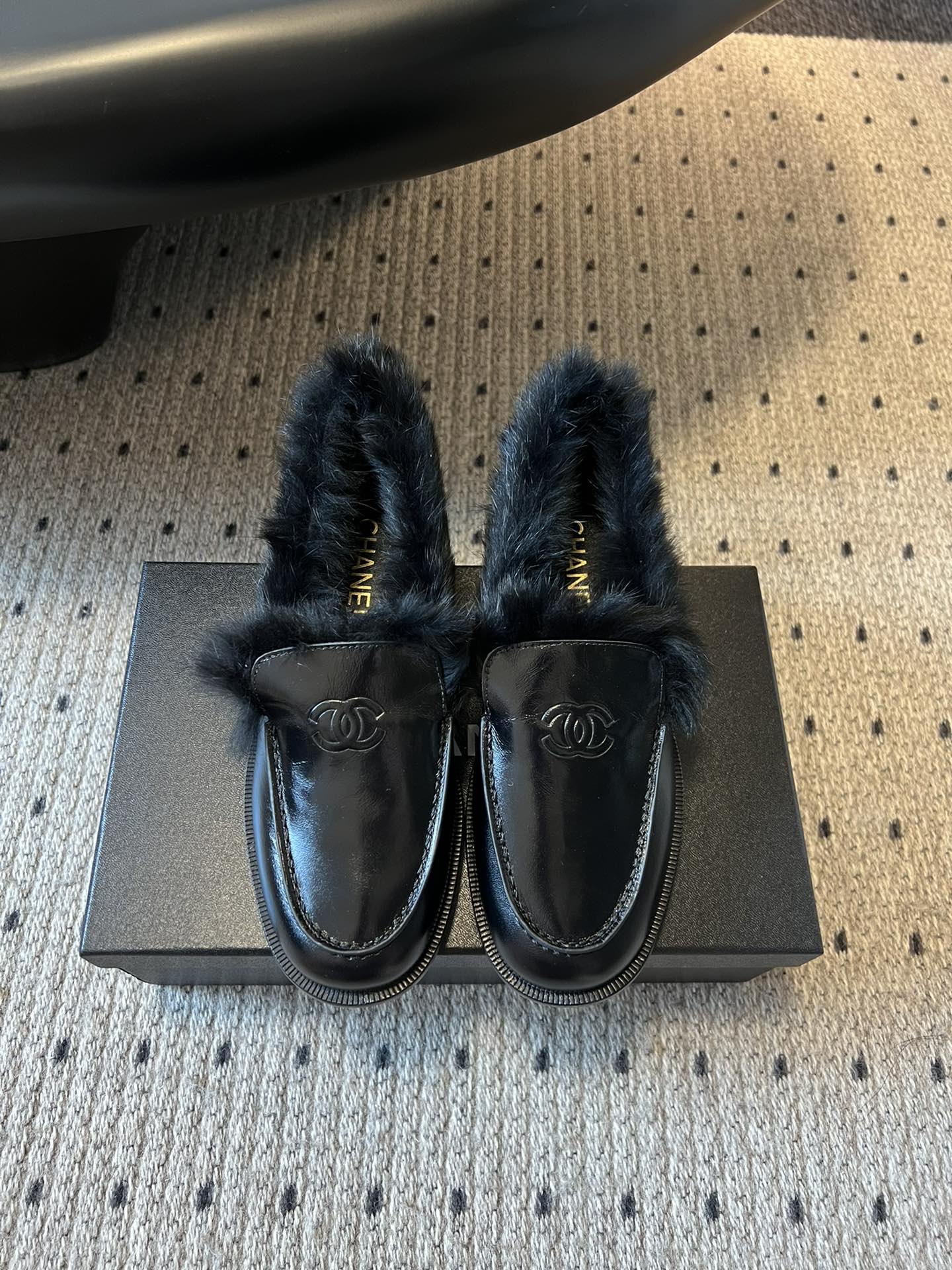 CHANE*25ss 秋冬新款毛绒乐福鞋鞋身显著位置印有香奈儿经典双C Logo，强化品牌辨识度与奢华感