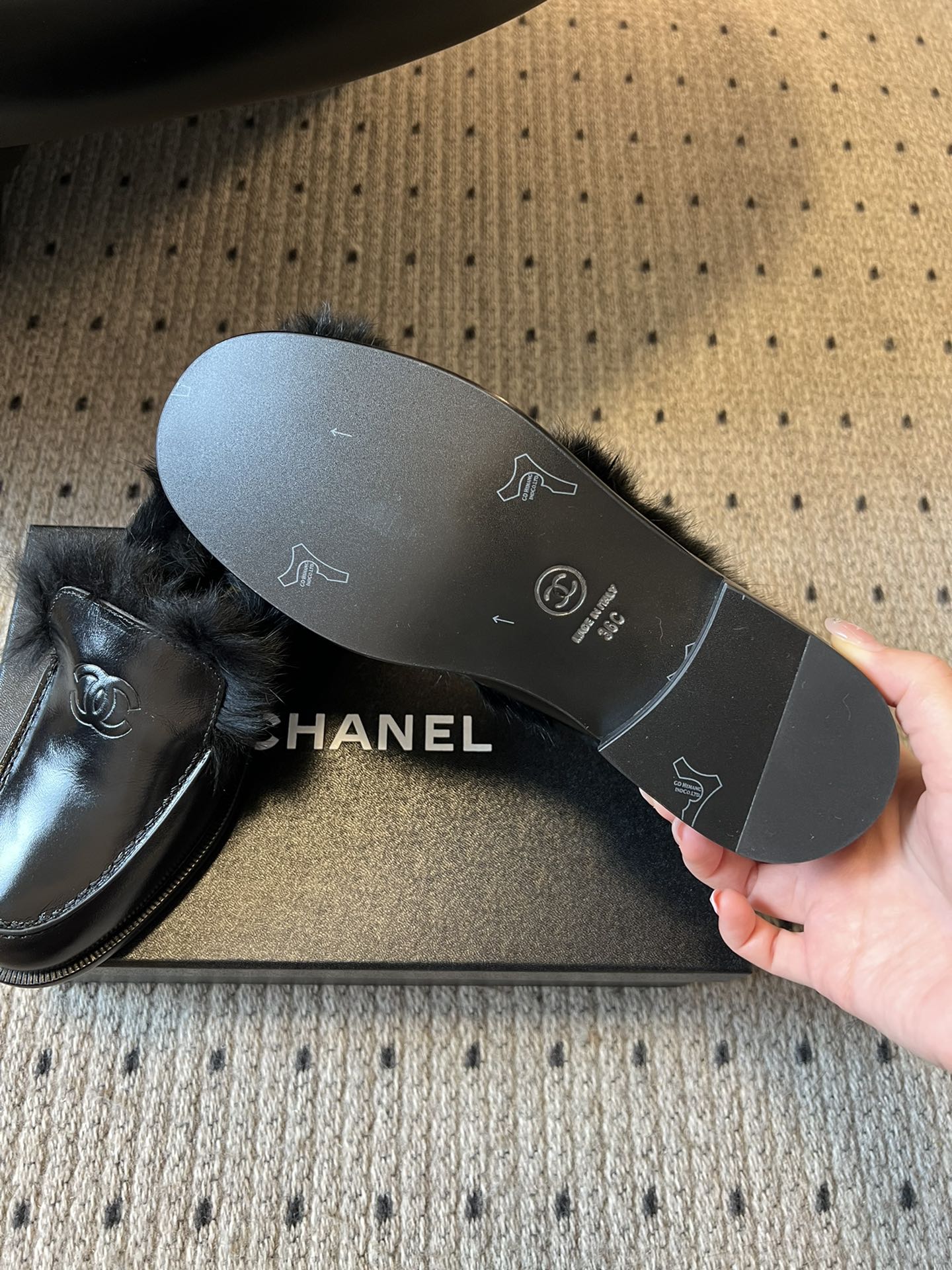 CHANE*25ss 秋冬新款毛绒乐福鞋鞋身显著位置印有香奈儿经典双C Logo，强化品牌辨识度与奢华感