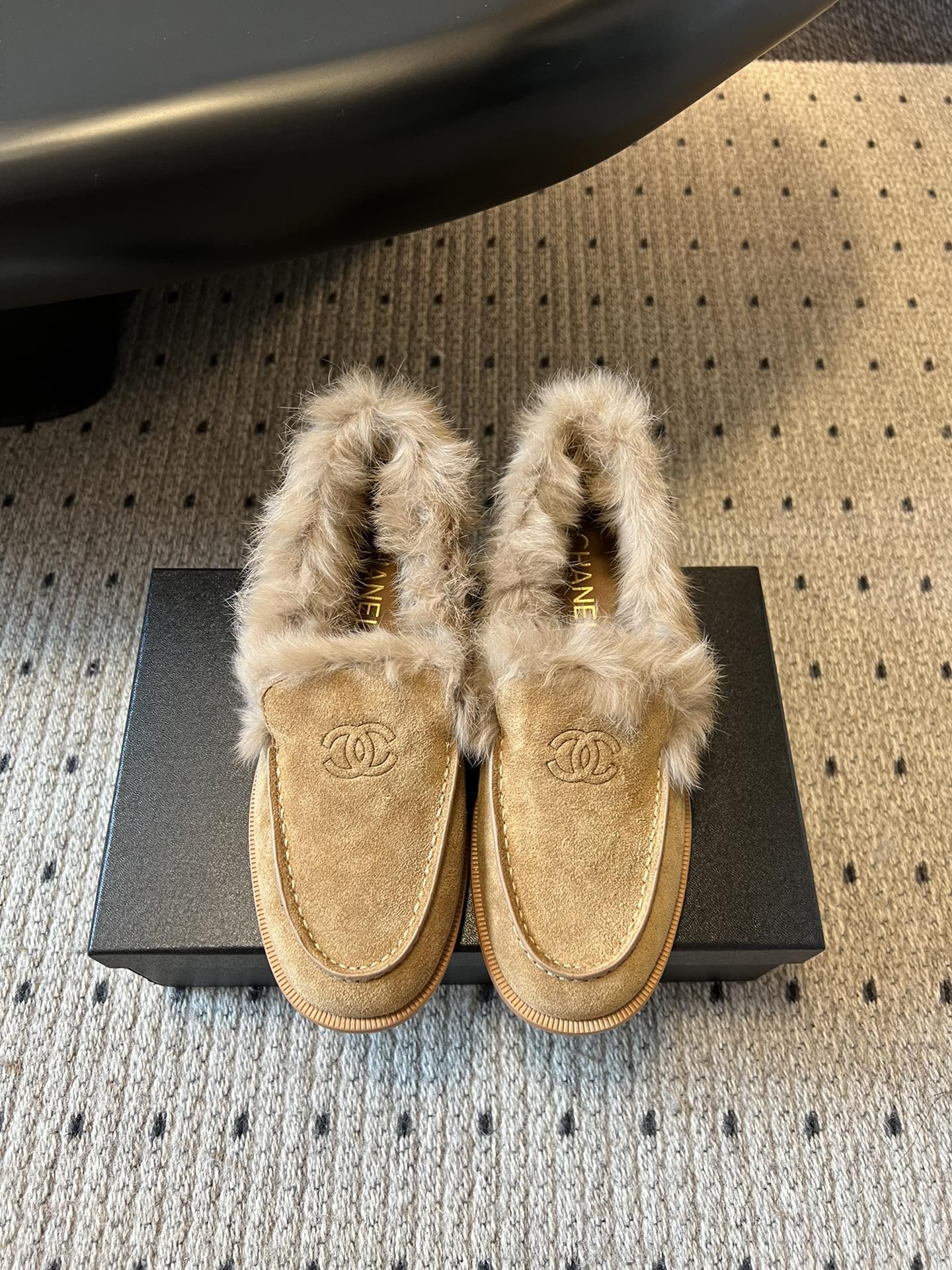 NO:614001,CHANE*25ss new plush loafers for autumn and winter. Chanel's classic double C Logo is printed on a prominent position on the shoe body to enhance brand recognition and luxury. The fluffy plush design is used at the mouth or upper of the shoe, which not only improves warmth in autumn and winter, but also adds a soft, retro visual layer. It combines smooth leather, suede and other upper materials to form a texture contrast with the plush, taking into account both sophistication and comfort. Continuing the simple shoe shape of loafers, the round and smooth silhouette is suitable for a variety of wearing styles, from casual to light and sophisticated styles. It covers black, beige brown, black and white contrasting colors, etc., to meet the matching needs of different scenes, and has both fashion and practicality. The upper is cow suede/butter leather, the lining is Tuscan wool, the outsole is Italian leather, and the height is increased by 3.5cm. size 35-41 (customized sizes 40-41 are not returnable), loafers, chanel, chanel, loafers, chamois leather, Leather soles19860909CHANE*25ss 秋冬新款毛绒乐福鞋 鞋身显著位置印有香奈儿经典双C Logo,强化品牌辨识度与奢华感.鞋口或鞋帮处采用蓬松毛绒设计,既提升秋冬保暖性,又增添柔糯、复古的视觉层次.结合光滑皮革、麂皮等鞋面材质,与毛绒形成质感对比,兼顾精致感与舒适度. 延续乐福鞋的简约鞋型,圆润流畅的轮廓适配多种穿搭风格,从休闲到轻熟风都能轻松驾驭.涵盖黑色、米棕、黑白撞色等配色,满足不同场景的搭配需求,兼具时尚感与实用性. 鞋面牛反绒/牛油皮 内里托斯卡纳毛 大底意大利真皮大底 增高3.5cm size35-41码（40-41码定制不退换）,乐福鞋毛毛鞋,chanel,chanel,loafers,chamois leather,Leather soles,Women's Shoes