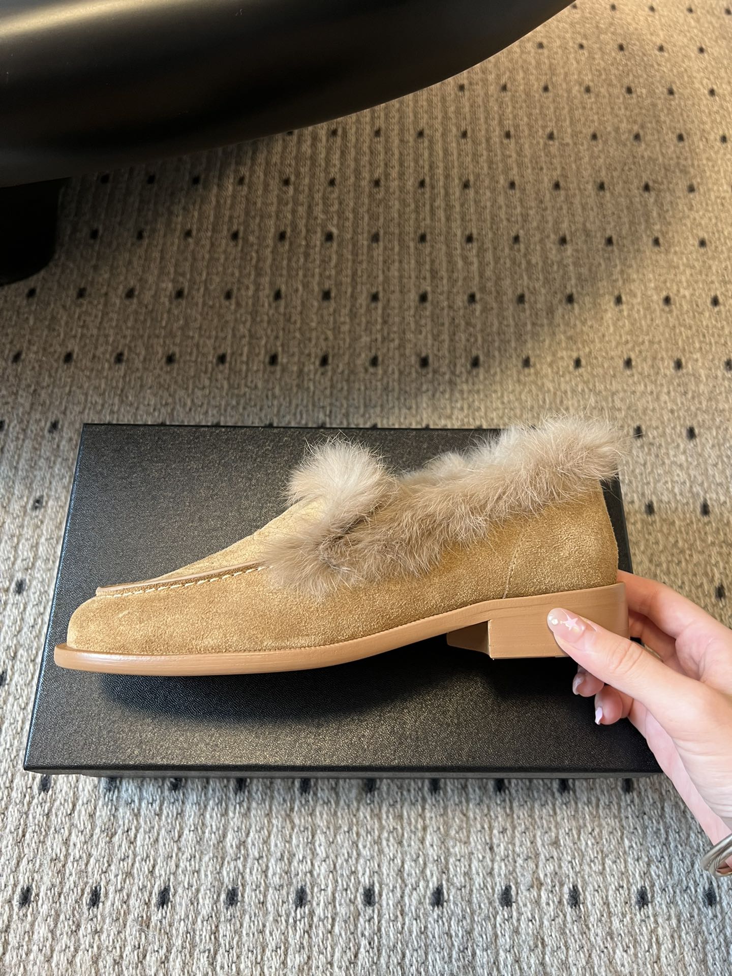 CHANE*25ss 秋冬新款毛绒乐福鞋鞋身显著位置印有香奈儿经典双C Logo，强化品牌辨识度与奢华感