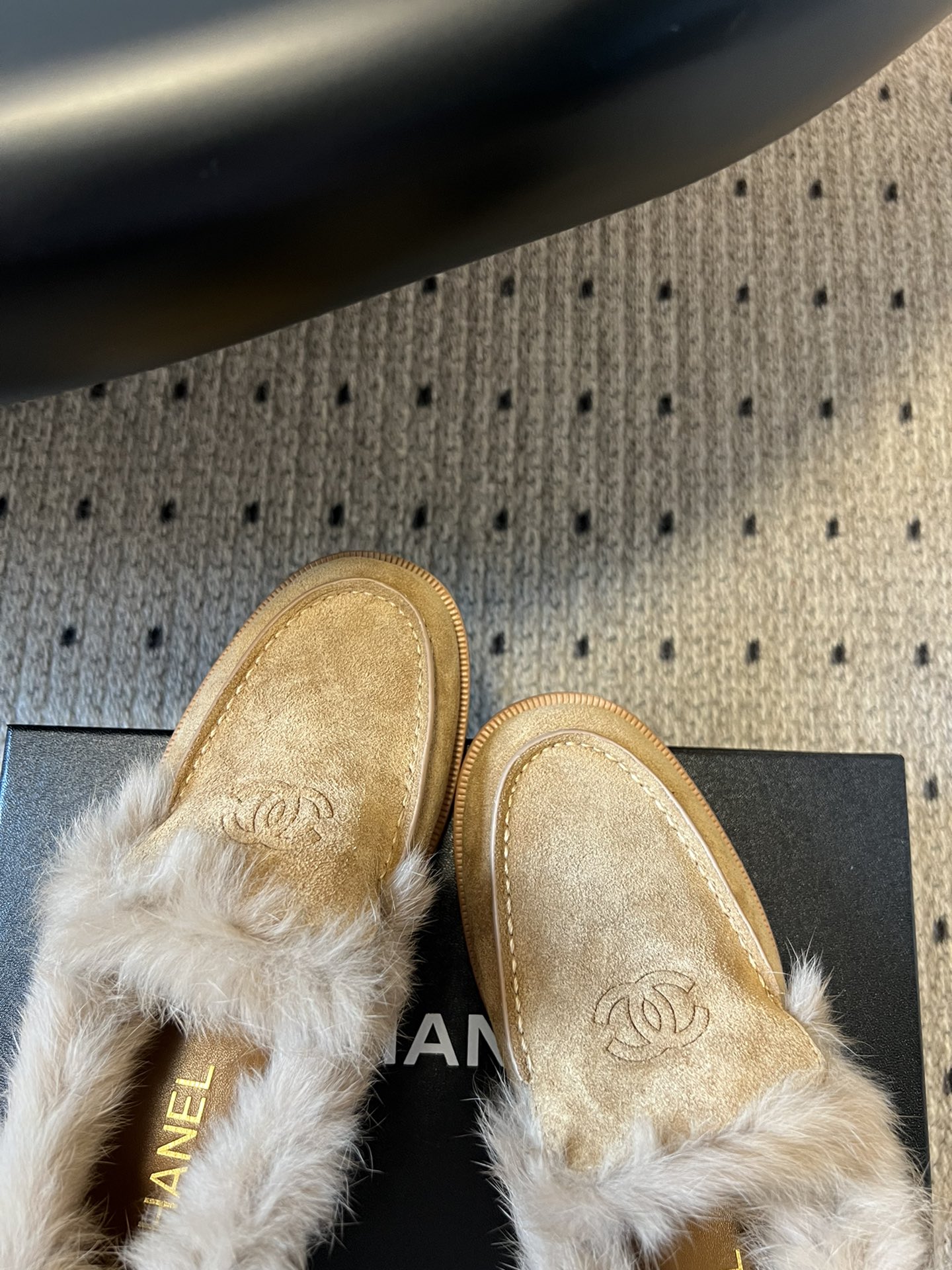 CHANE*25ss 秋冬新款毛绒乐福鞋鞋身显著位置印有香奈儿经典双C Logo，强化品牌辨识度与奢华感