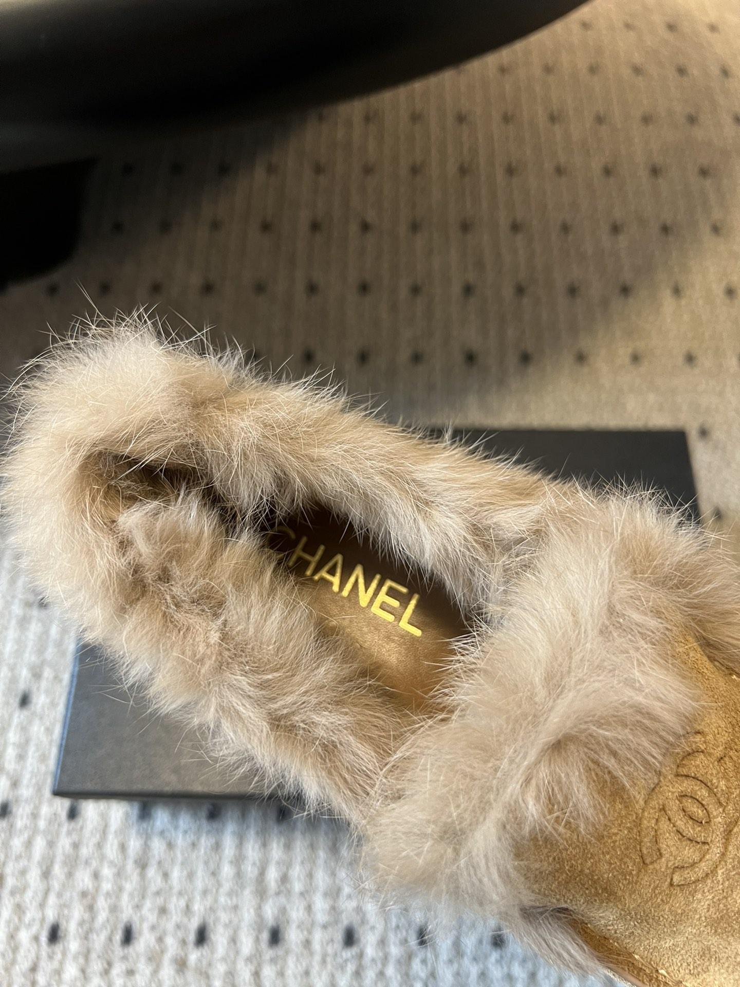 CHANE*25ss 秋冬新款毛绒乐福鞋鞋身显著位置印有香奈儿经典双C Logo，强化品牌辨识度与奢华感
