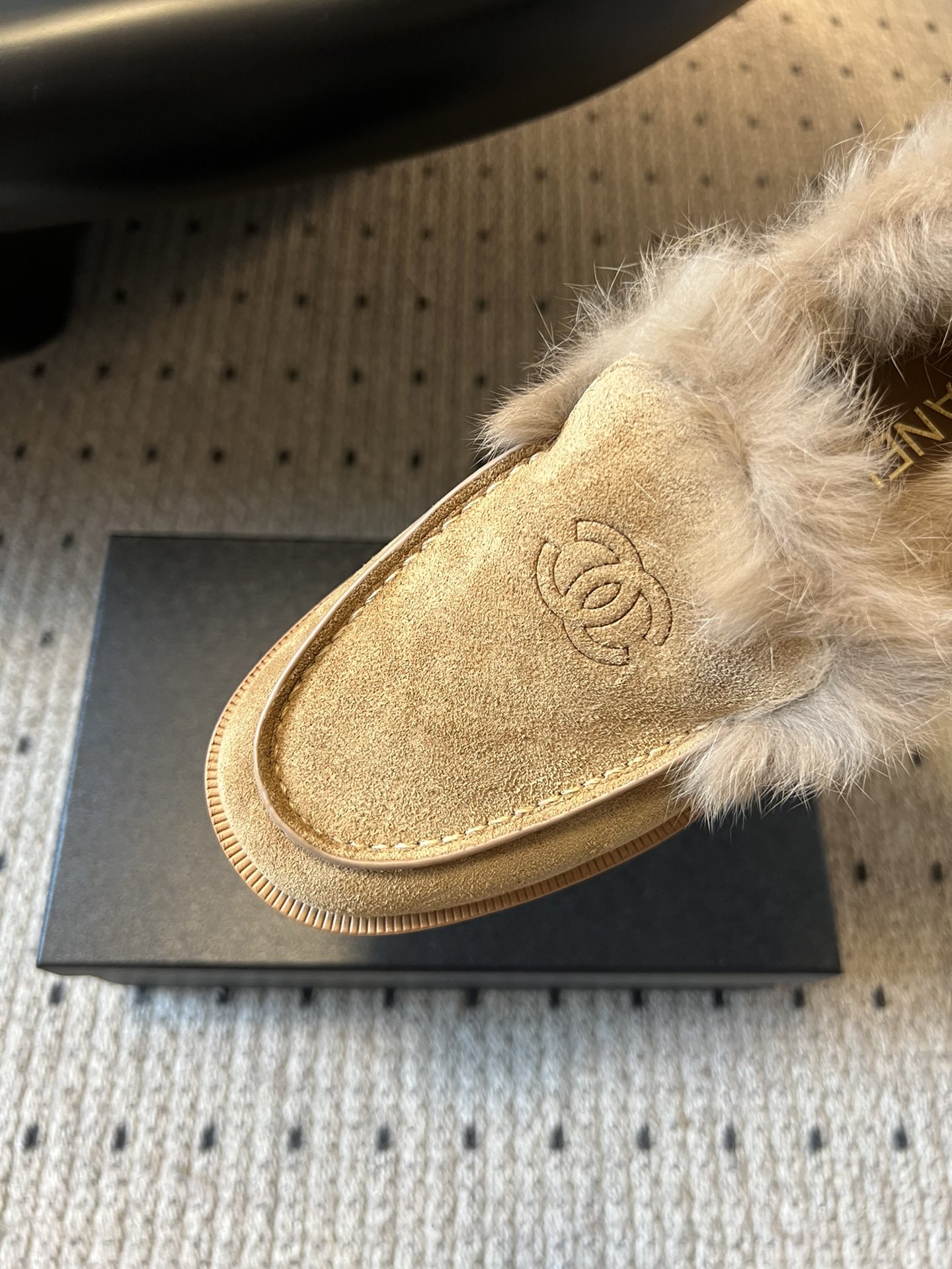 CHANE*25ss 秋冬新款毛绒乐福鞋鞋身显著位置印有香奈儿经典双C Logo，强化品牌辨识度与奢华感