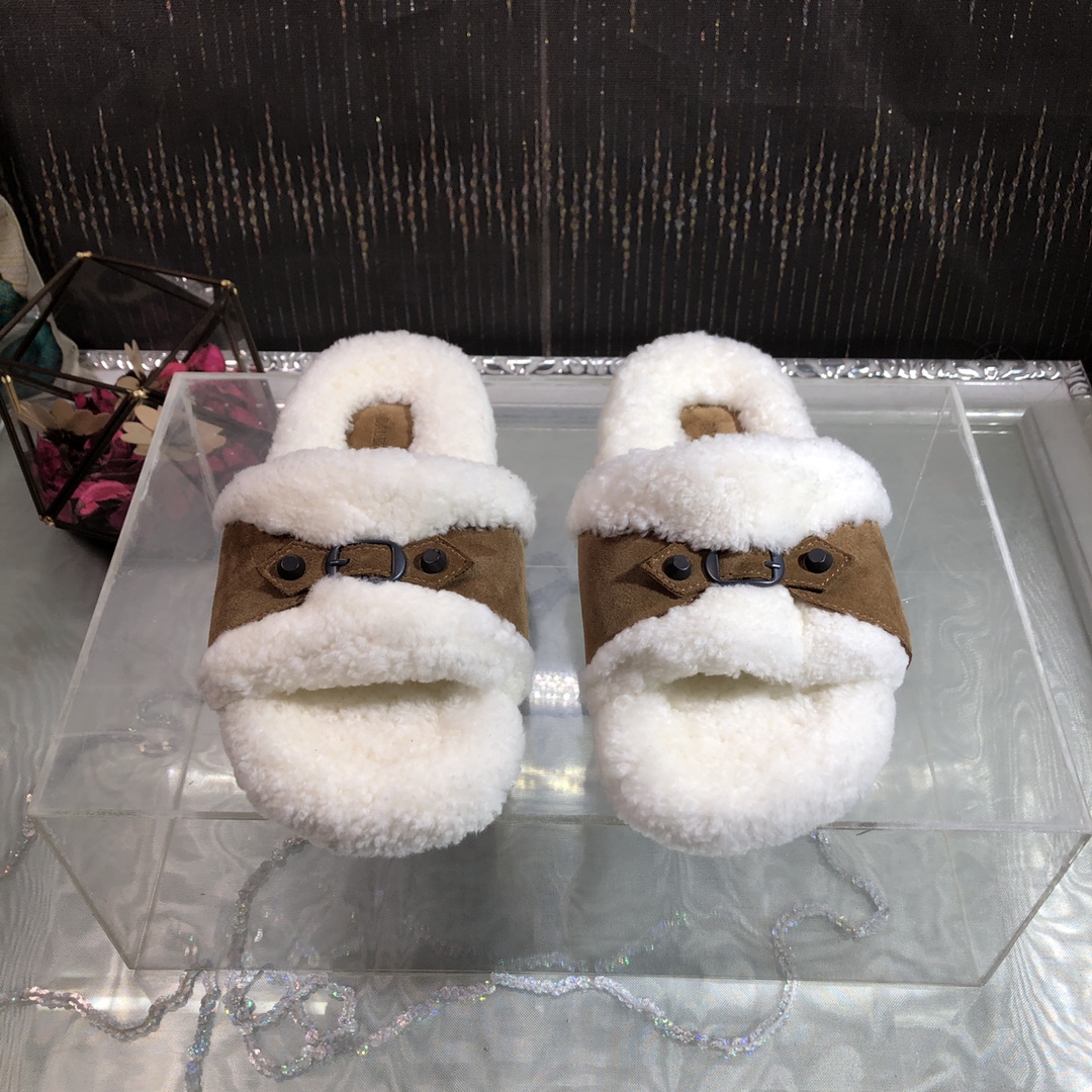 NO:612449,Balenciaga's new thick-soled wool slippers will make your legs look longer in seconds. They are beautiful and fashionable. They are lazy and casual!  The height-increasing effect is very good, a must-have item for autumn and winter! The contrasting color design of the upper with rivets and belt buckle is sweet, cool and casual!  It is suitable for daily shopping. Wearing it will instantly bring out the autumn and winter atmosphere. Wearing it with long socks will also make your legs look particularly thin!  Wool upper/cow lining, wool lining, original outsole, high water platform and bottom about 3cm, size 35-41 (customized at 40.41), furry shoes and slippers, balenciaga, slippers19860909出巴黎世家新款厚底羊毛拖鞋穿上秒变大长腿～好看又时髦～慵懒随性！增高效果很不错秋冬决绝子单品!鞋面撞色设计搭配铆钉加皮带扣甜酷又随性！日常逛街都合适,穿上它秋冬氛围感直接拉满,配长袜穿还特别显腿细！ 鞋面羊毛/牛猄 内里垫脚羊毛 鞋底原版大底 底高水台加底约3cm 码数35-41〔40.41定做〕,毛毛鞋拖鞋,balenciaga,slippers,Women's Shoes