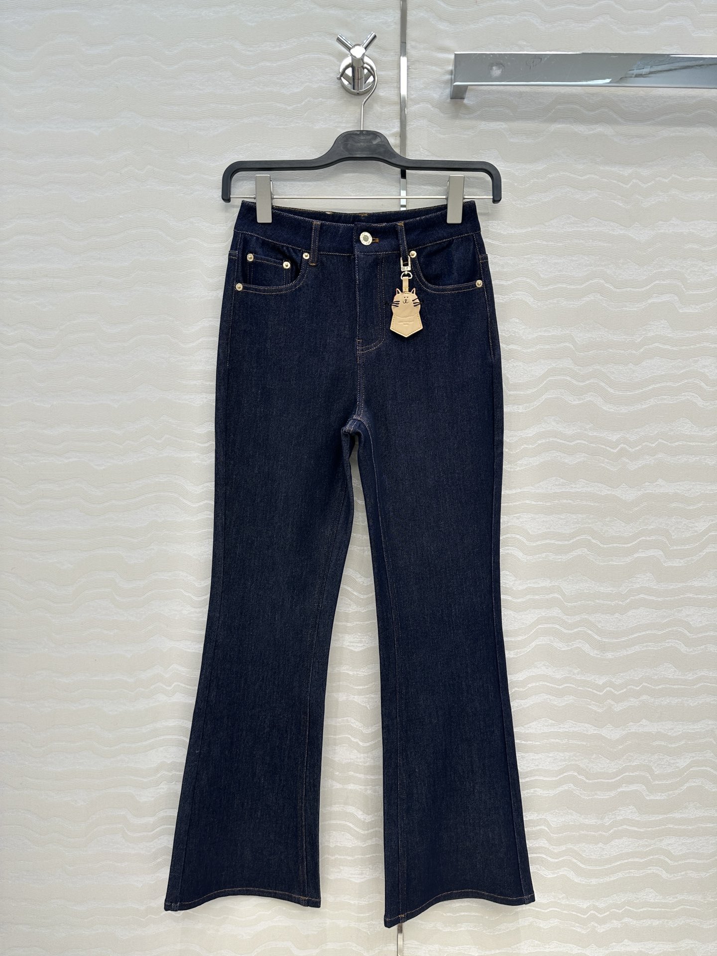 独家首发❤️ 爆单推荐，L25s新品GRACE猫咪🐱系列，原色丹宁MONOGRAM微喇牛仔长裤！提臀裤型