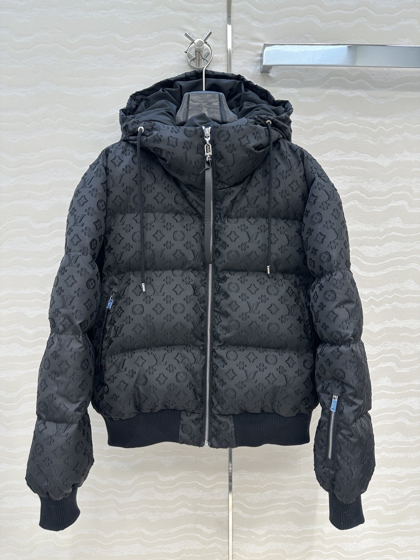 独家首发❤️ 爆单推荐，L新品滑雪系列，MONOGRAM老花里衬连帽羽绒服外套！定制提花面料质感超赞！进