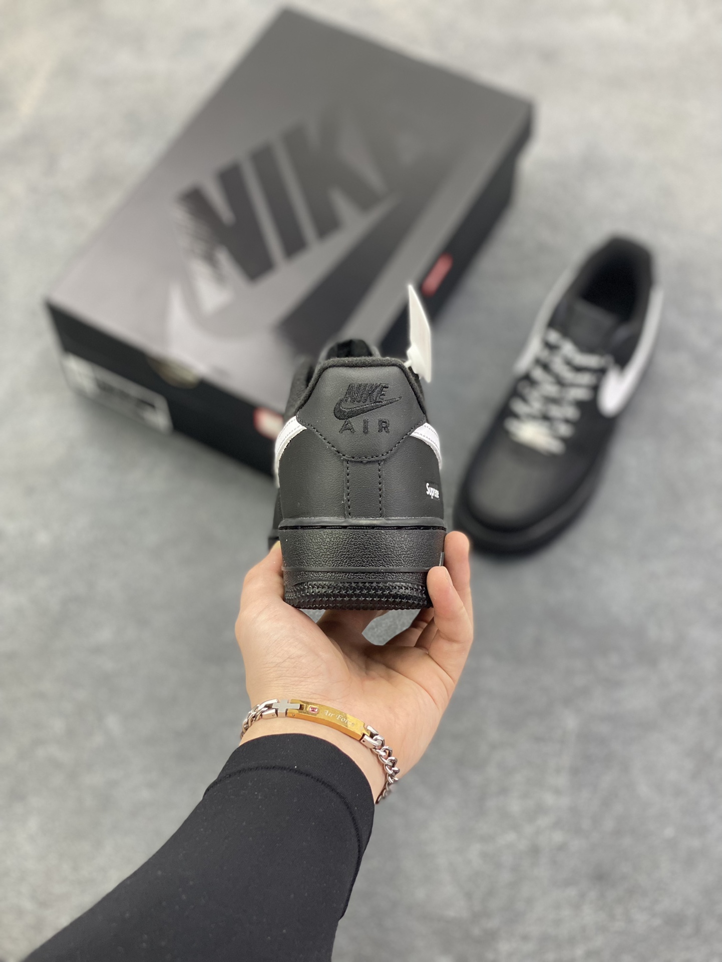 图片[4]-Nike Air Force 1 Low Supreme联名 空军一号低帮运动休闲板鞋 原楦头原纸板 打造纯正空军版型 专注外贸渠道 全掌内置蜂窝气垫 原盒配件 原厂中底钢印、拉帮完美 货号：CU9225-002 尺码：36 36.5 37.5 38 38.5 39 40 40.5 41 42 42.5 43 44 44.5 45-选品中心