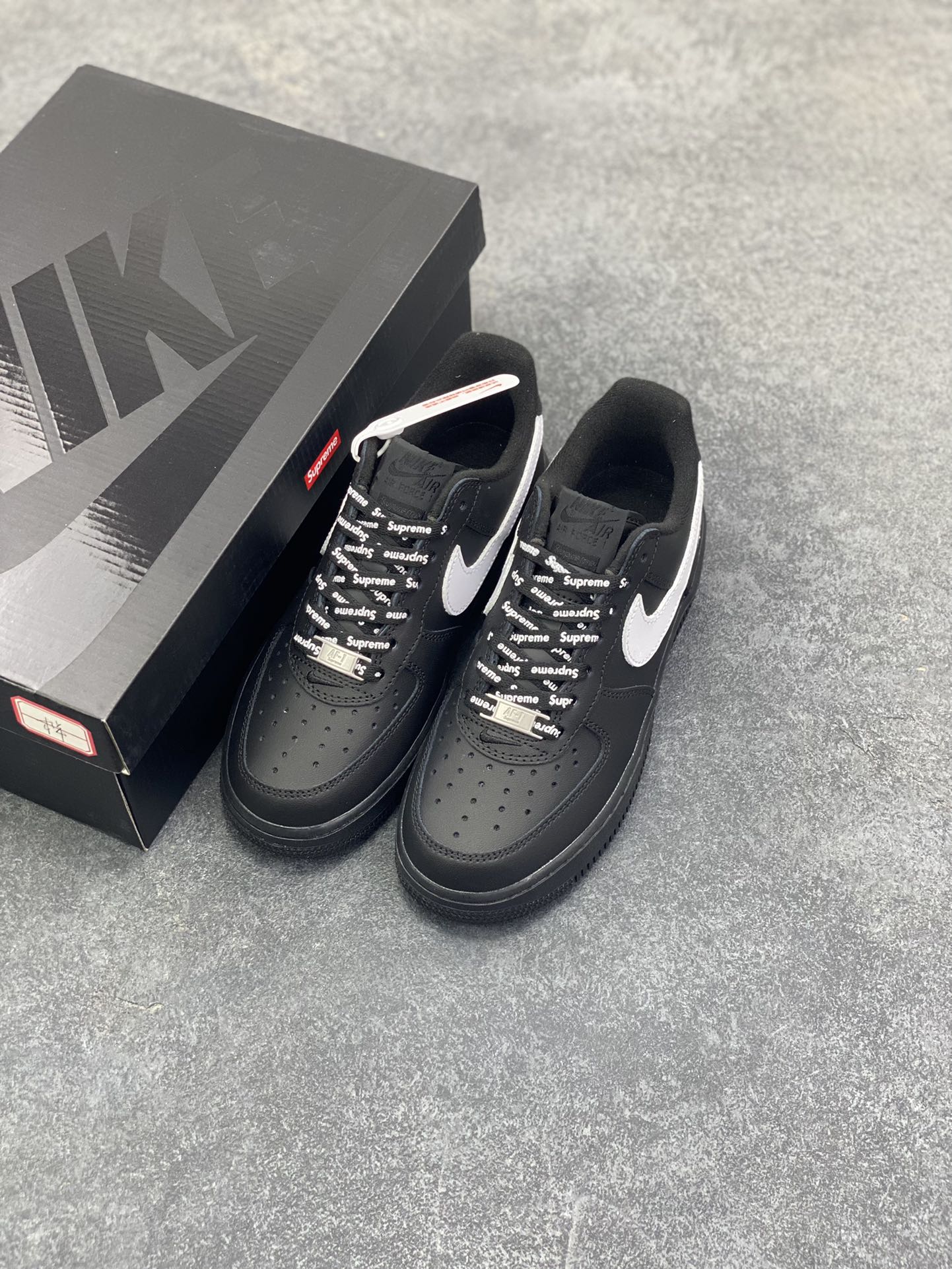 图片[8]-Nike Air Force 1 Low Supreme联名 空军一号低帮运动休闲板鞋 原楦头原纸板 打造纯正空军版型 专注外贸渠道 全掌内置蜂窝气垫 原盒配件 原厂中底钢印、拉帮完美 货号：CU9225-002 尺码：36 36.5 37.5 38 38.5 39 40 40.5 41 42 42.5 43 44 44.5 45-选品中心