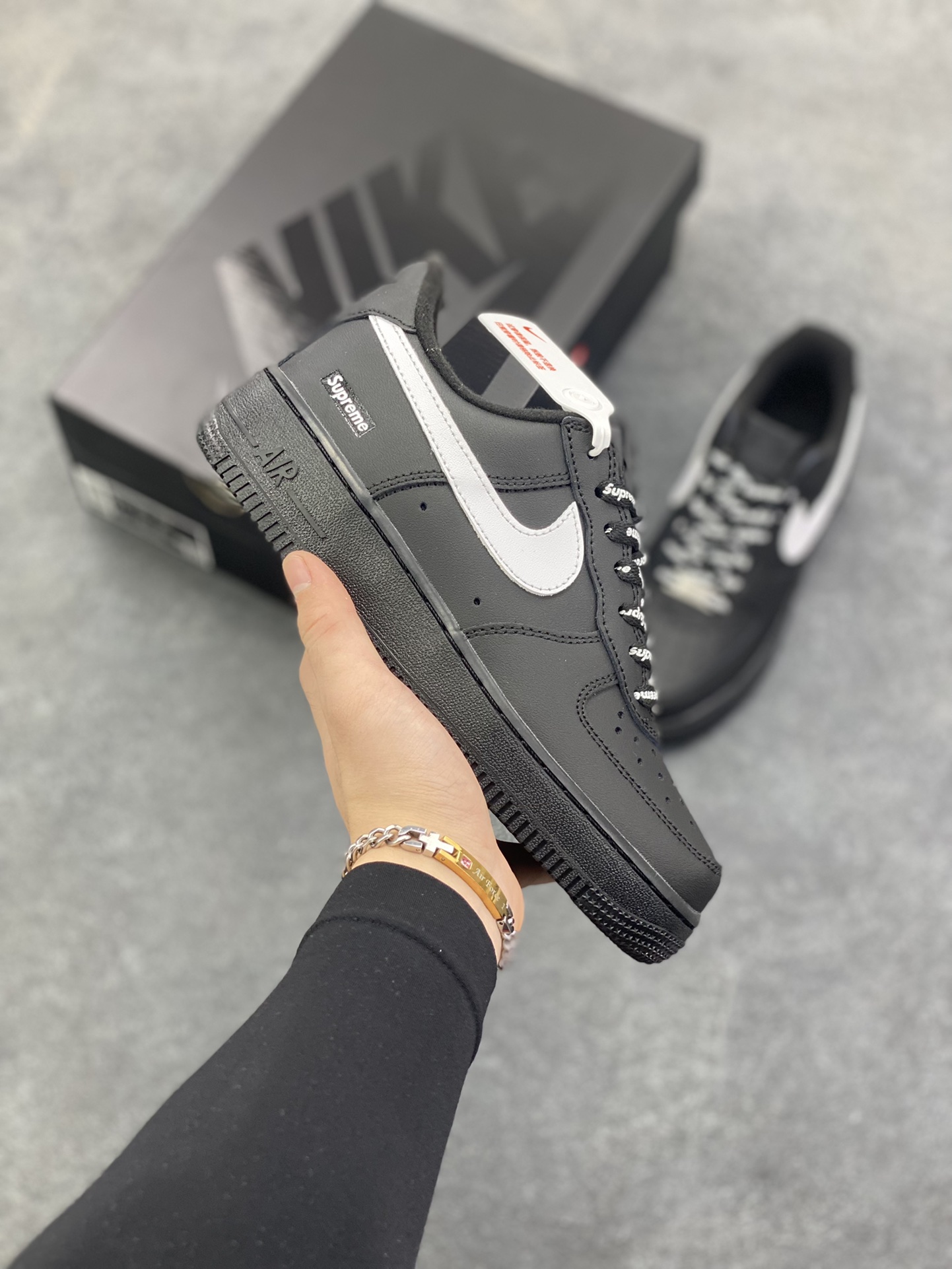 Nike Air Force 1 Low Supreme联名 空军一号低帮运动休闲板鞋 原楦头原纸板 打造纯正空军版型 专注外贸渠道 全掌内置蜂窝气垫 原盒配件 原厂中底钢印、拉帮完美 货号：CU9225-002 尺码：36 36.5 37.5 38 38.5 39 40 40.5 41 42 42.5 43 44 44.5 45-选品中心